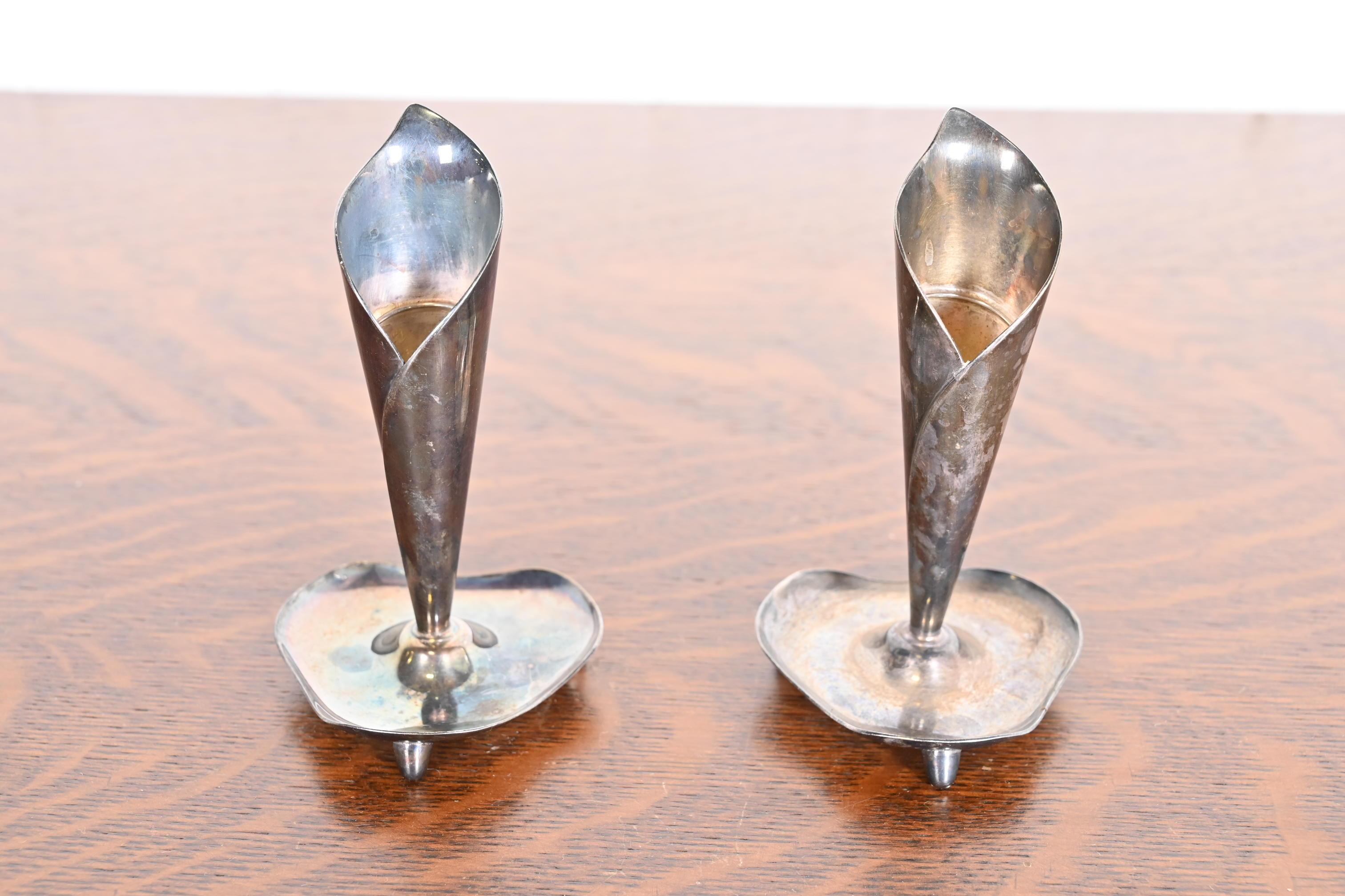 Una splendida coppia di candelieri moderni danesi in silverplate

Di Hans Jensen

Danimarca, anni '60

Ciascuna misura: 2,5 