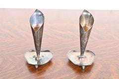 Candelieri moderni danesi Hans Jensen in silverplate con giglio di calla, coppia