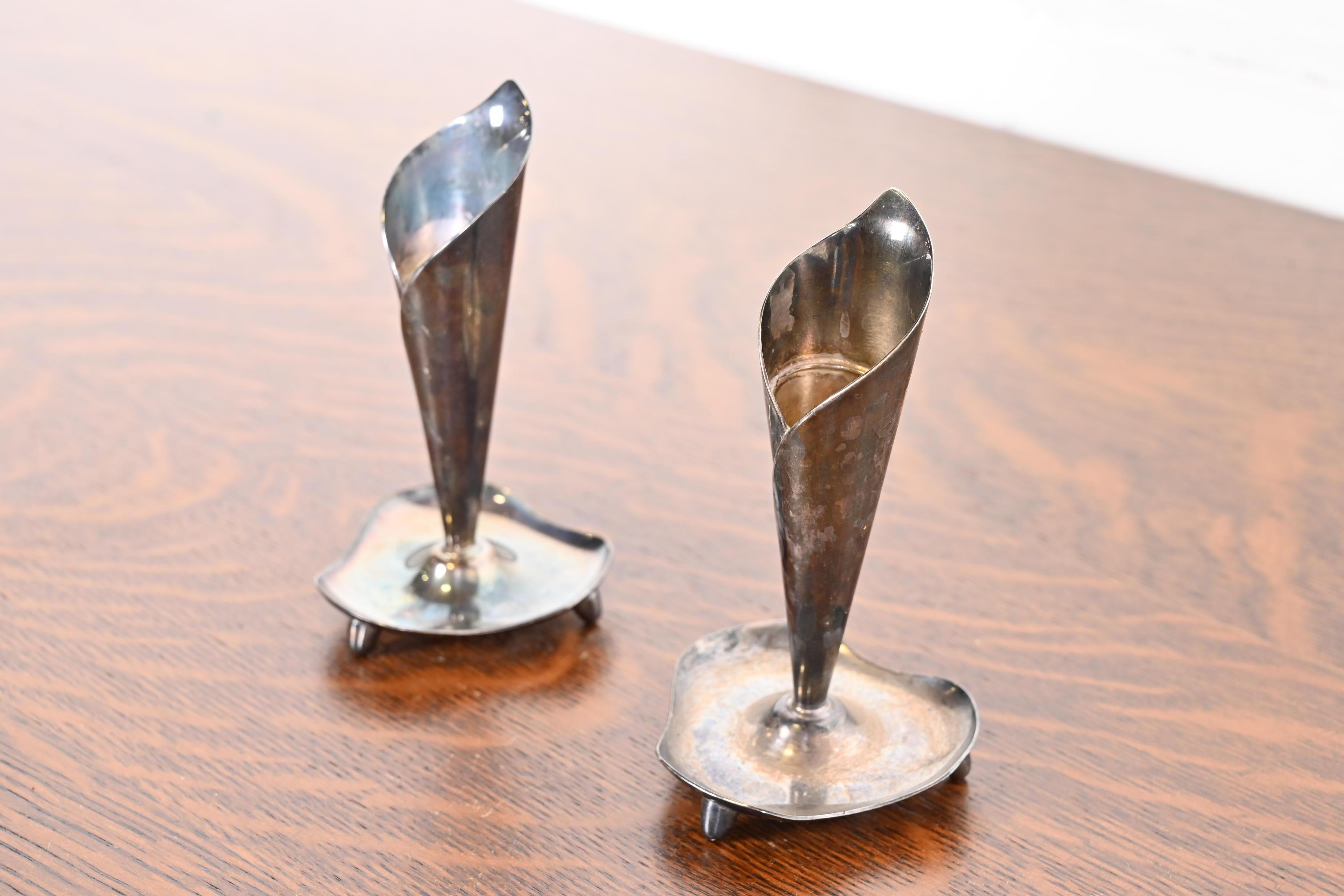 Mid-Century moderno Candelieri moderni danesi Hans Jensen in silverplate con giglio di calla, coppia in vendita