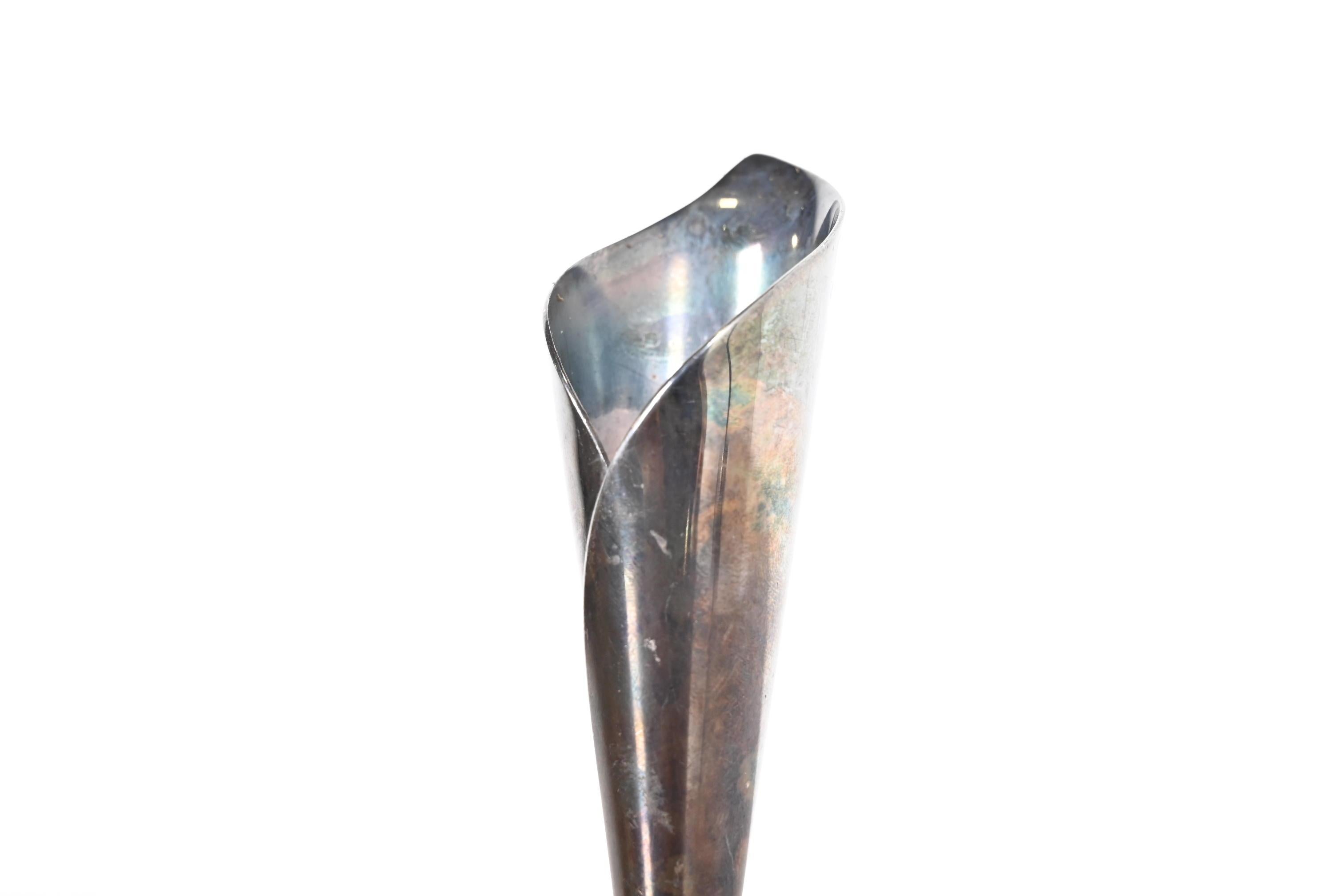 Metà XX secolo Candelieri moderni danesi Hans Jensen in silverplate con giglio di calla, coppia in vendita
