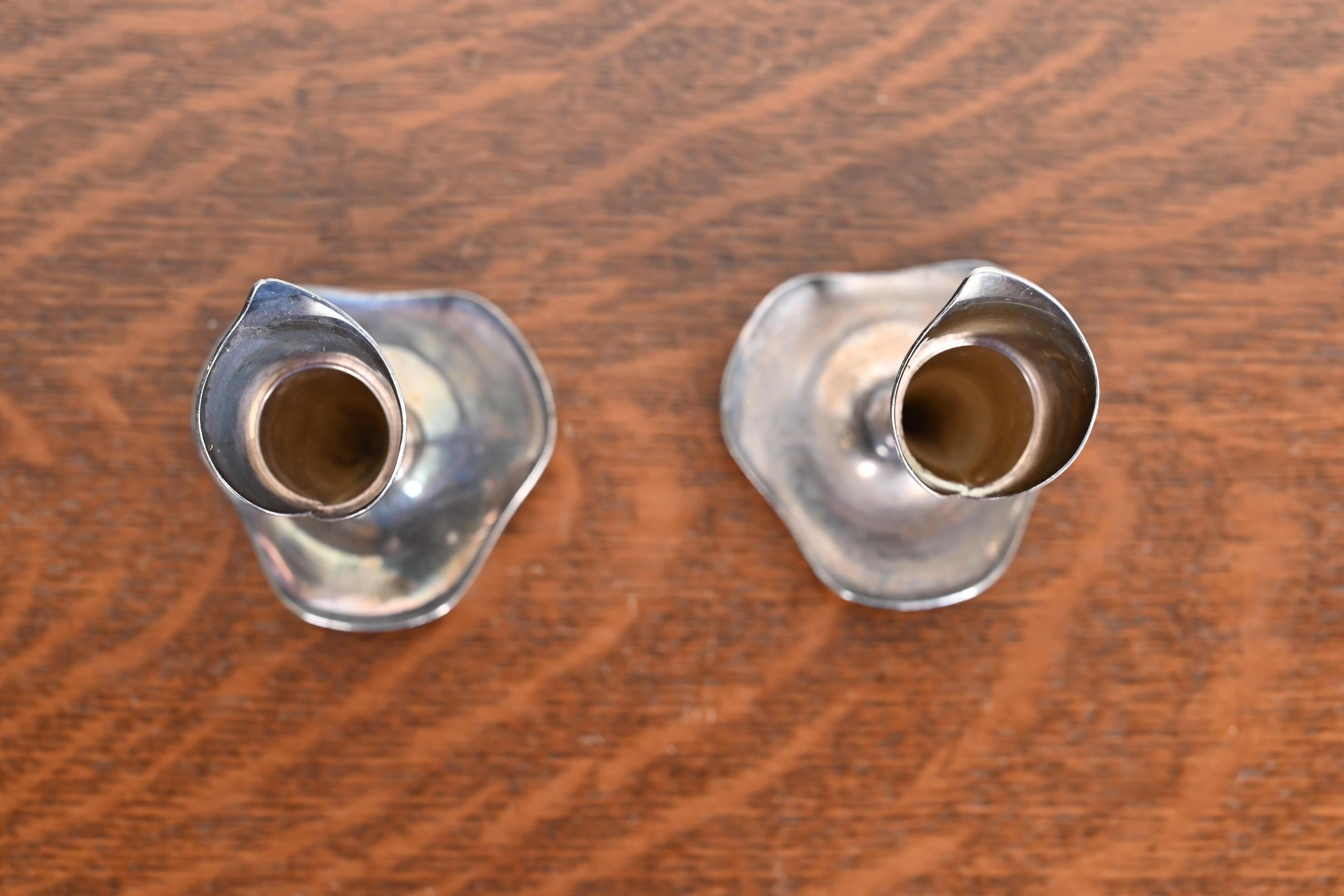 Candelieri moderni danesi Hans Jensen in silverplate con giglio di calla, coppia in vendita 1