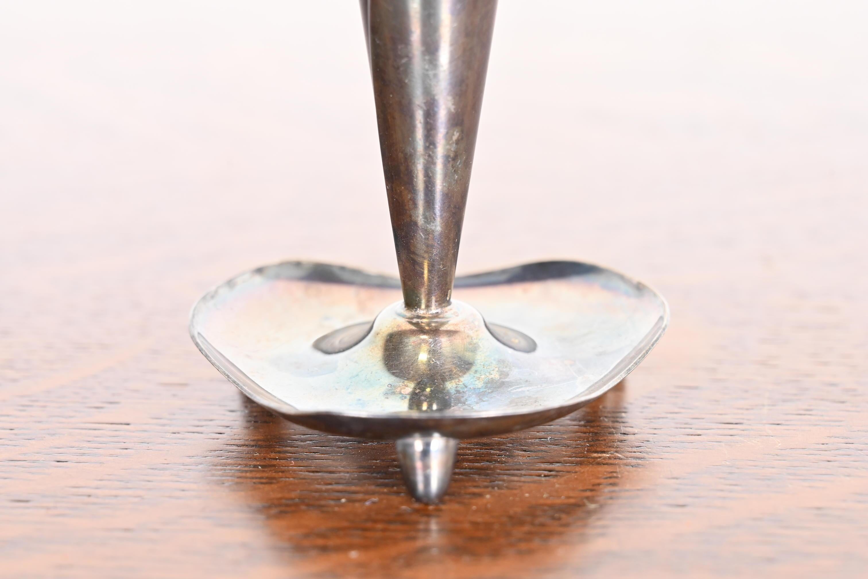 Candelieri moderni danesi Hans Jensen in silverplate con giglio di calla, coppia in vendita 2