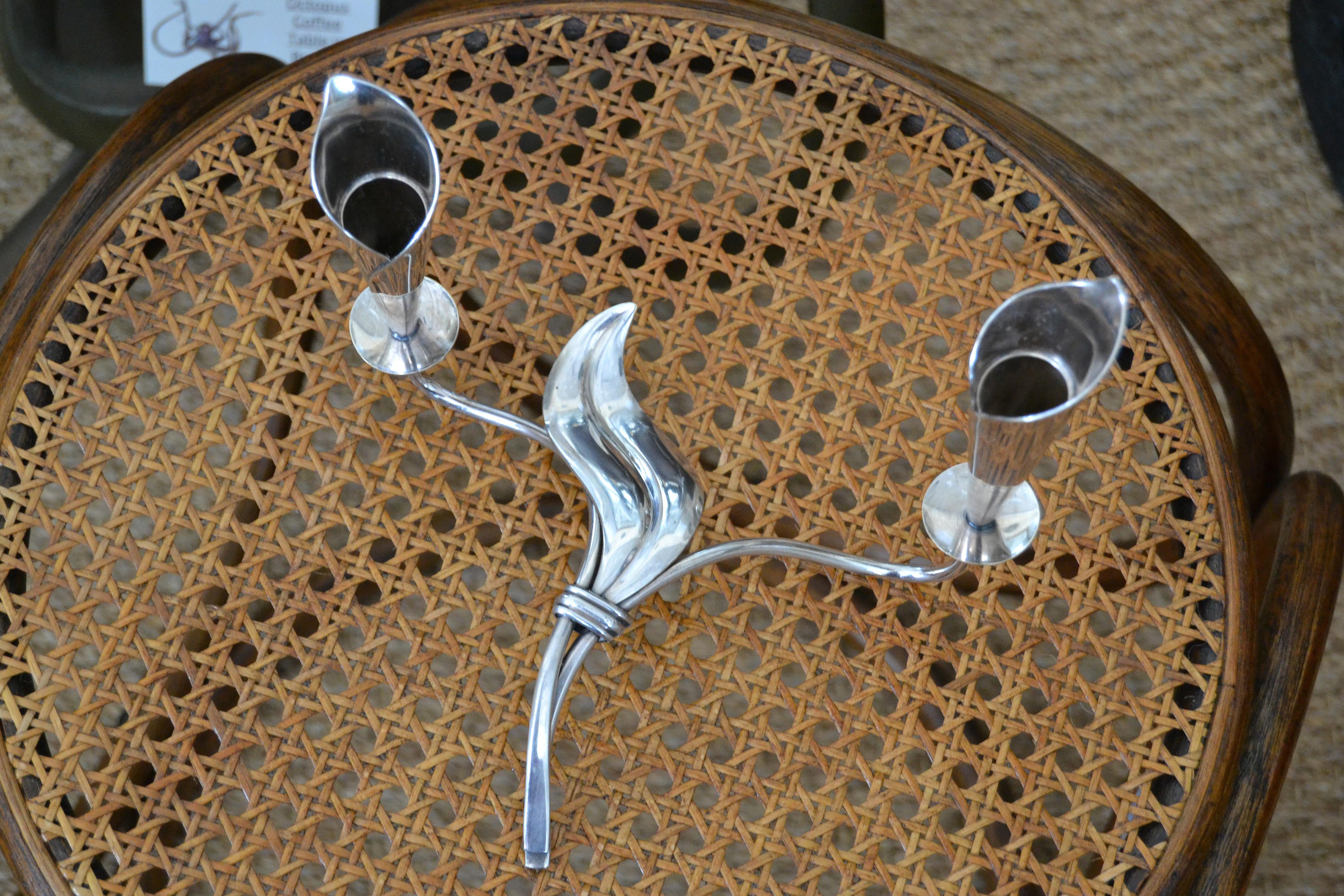 Original Hans Jensen Scandinavian Modern silver plate Calla Lily form double candelabra.
Swimming whale hallmark and 'Danmark' writing on the stem.
It is in excellent condition and would make a lovely centerpiece for any Mid-Century Modern setting.