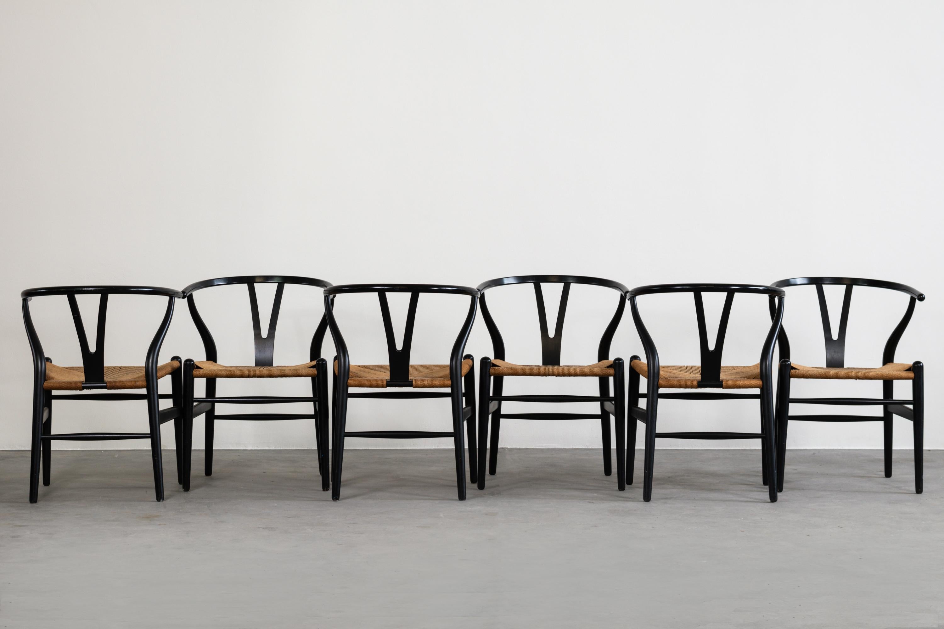 Set of six chairs 'CH24' by Hans Jorgen Wegner, in solid black lacquered wood with woven rope seat.
Embossed with the manufacturer's name.
Production Carl Hansen & Son, Denmark, circa 1960.