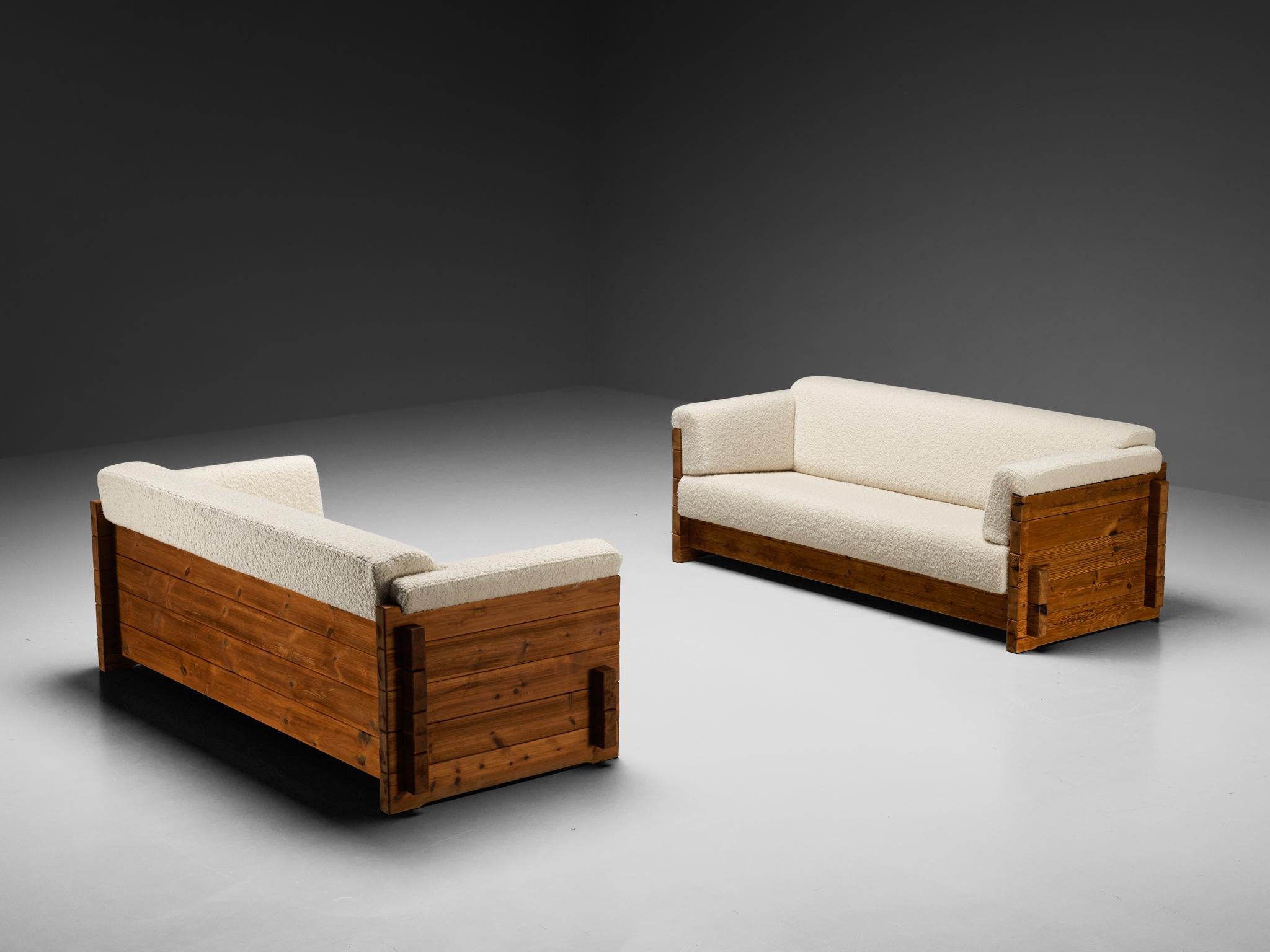 Hans Jørgen Frydendal für Modul Bygge System, Sofapaar, Kiefer massiv, neu gepolstert mit Boucle, Dänemark, um 1960

Hans Jørgen Frydendal hat ein Sofa entworfen, das den Fokus auf die dem massiven Kiefernholz innewohnende Qualität und die