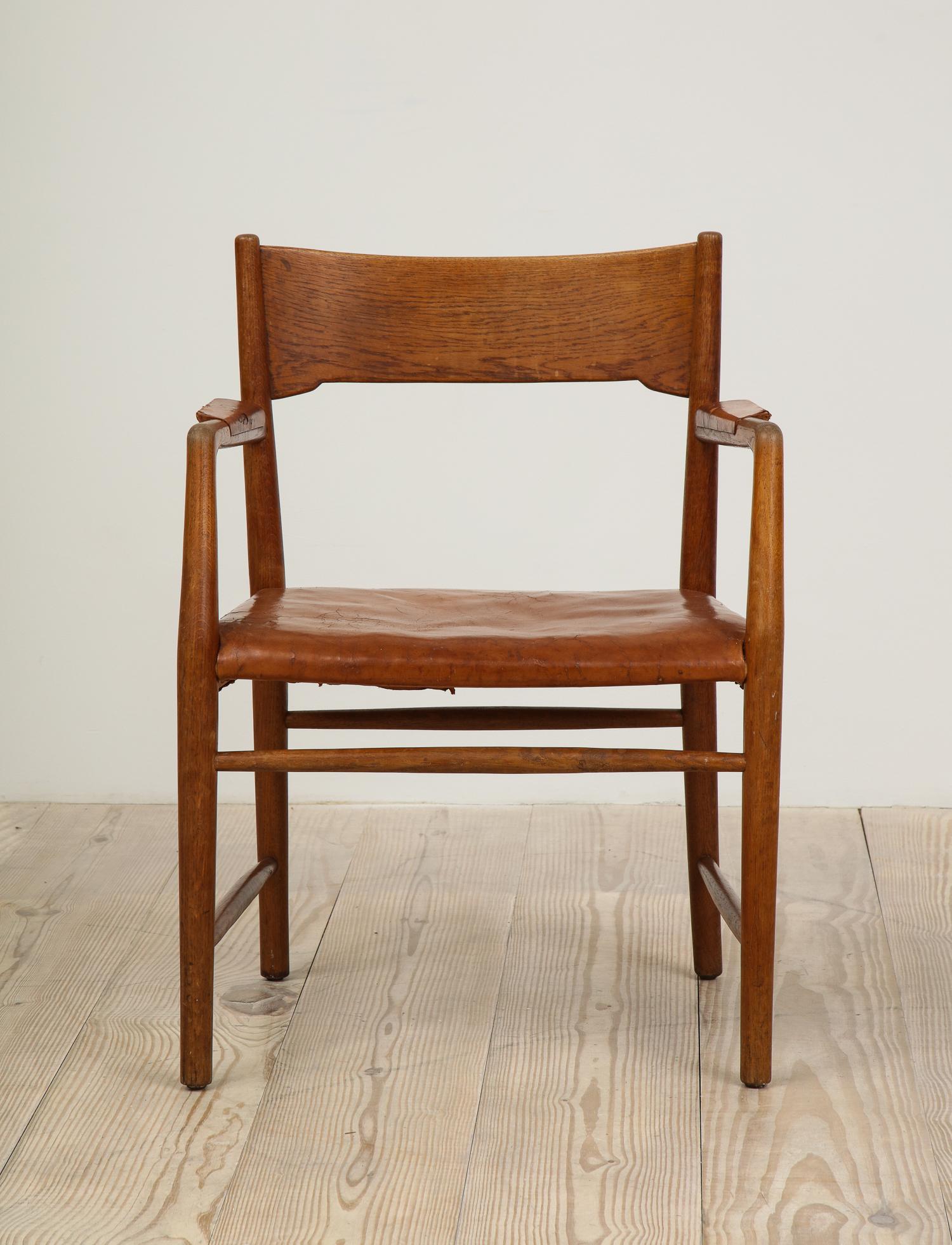 Hans Jørgensen Wegner (1914 Tønder-Gentofte 2007), Aarhus city hall armchair, circa 1937-1942, oak frame and back with original leather seat, manufactured by Fritz Hansen

Provenance: Aarhus City Hall, Aarhus, Denmark

This is a very rare version of