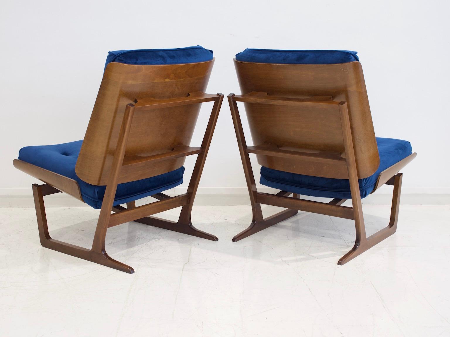 Hans Juergens for Deco House Walnut Lounge Chairs with Blue Velvet Covers In Good Condition In Madrid, ES