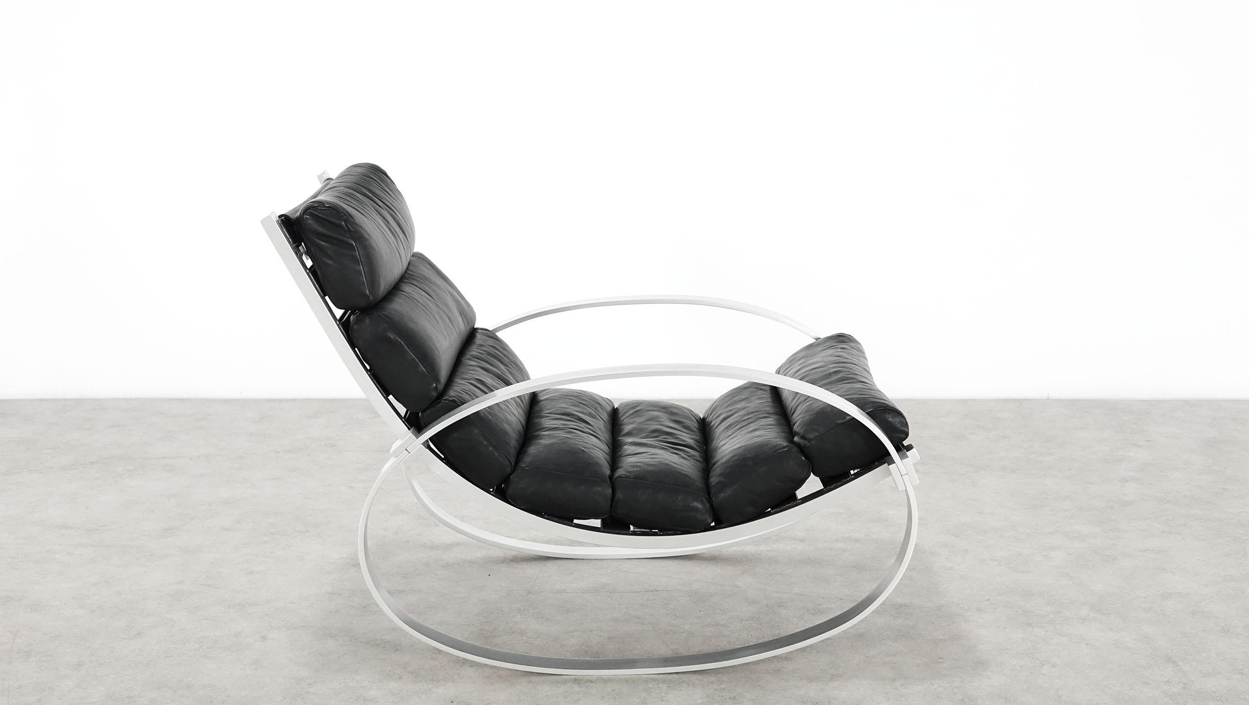 Hans Kaufeld rocking chair from the 1960s with aluminum frame, seat upholstered in black leather. H. 79 cm, W. 71 cm, D. 110 cm. Normal signs of use.
 