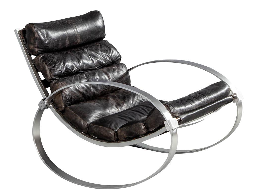 Fauteuil à bascule original Hans Kaufeld en cuir et aluminium brossé. Entièrement d'origine et en bon état.

Mesures : L 28