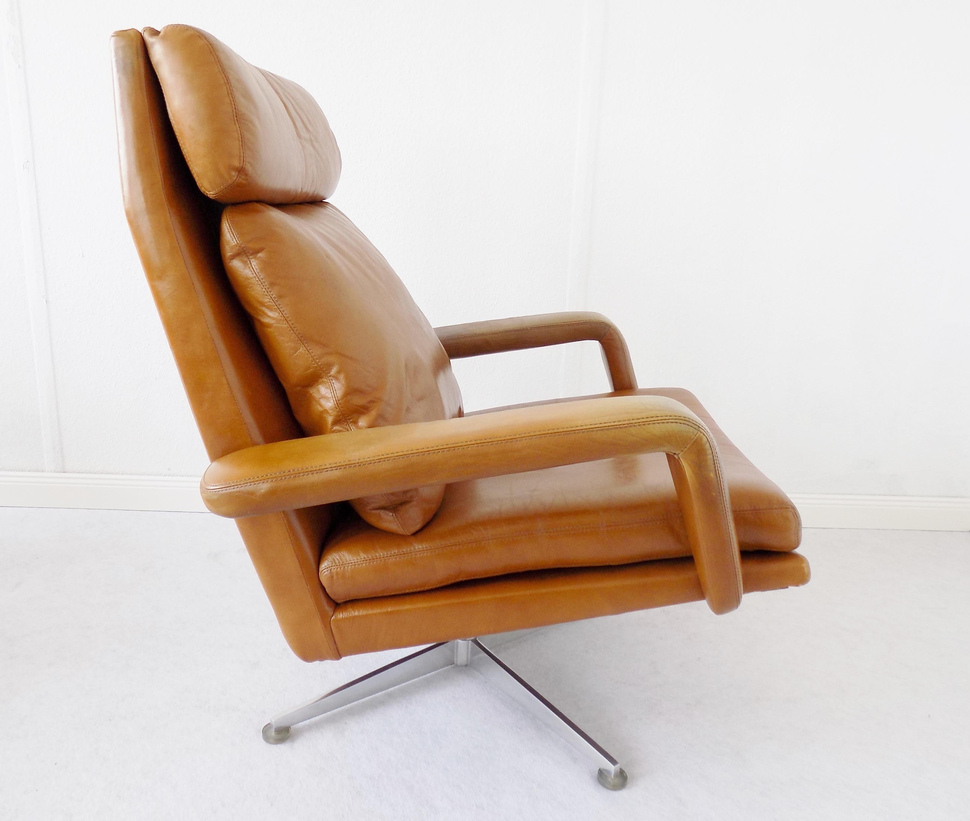 Hans Kaufeld Lounge Chair, Caramel leather, German, mid-century modern, swivel

The Kaufeld lounge chair comes in a fantastic caramel leather color, with cushions that have still an excellent seating comfort. The leather is without holes or rips.
