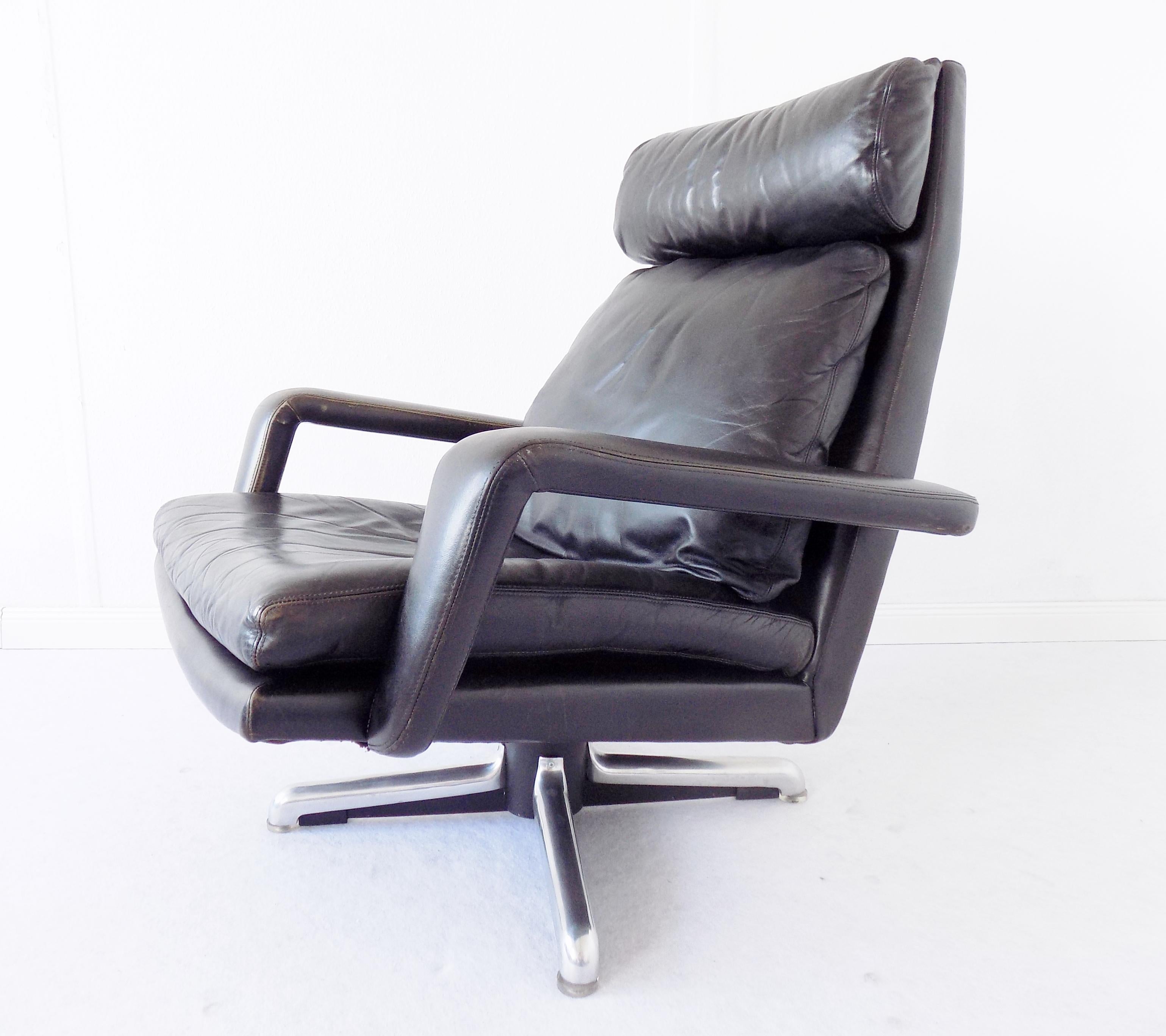 Mid-Century Modern Hans Kaufeld Lounge Chair, German, Black leather, mid-century modern, swivel For Sale