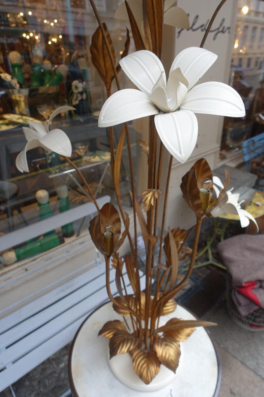 Stunning and seldom found standing lamp, from the 1970s. Designed by Hans Kögl, Germany. Charming gilded metal and white petalled flowers, and with 5-light sources. Note the beautiful base.