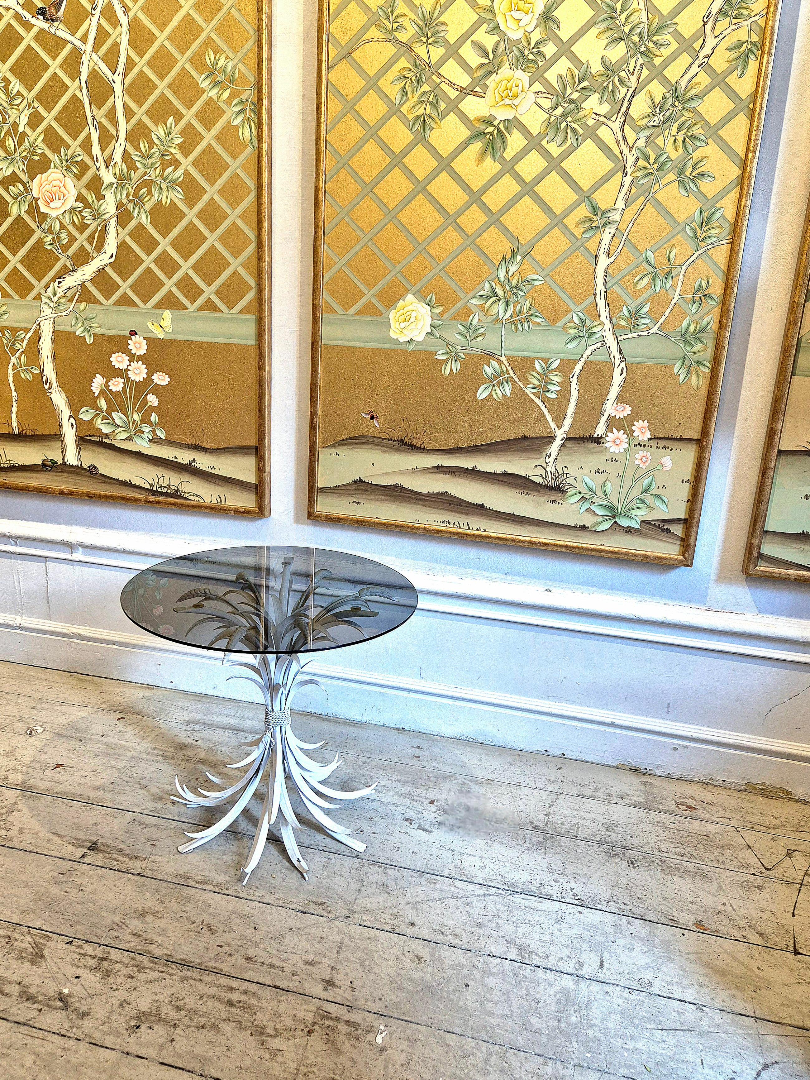 Rare table d'appoint en métal laqué blanc en forme de gerbe de blé et plateau en verre. 
de Hans Kögl 1960/70.

Coco Chanel possédait le plus grand modèle de cette table dans sa chambre d'hôtel au Ritz Paris, c'est pourquoi le modèle est appelé