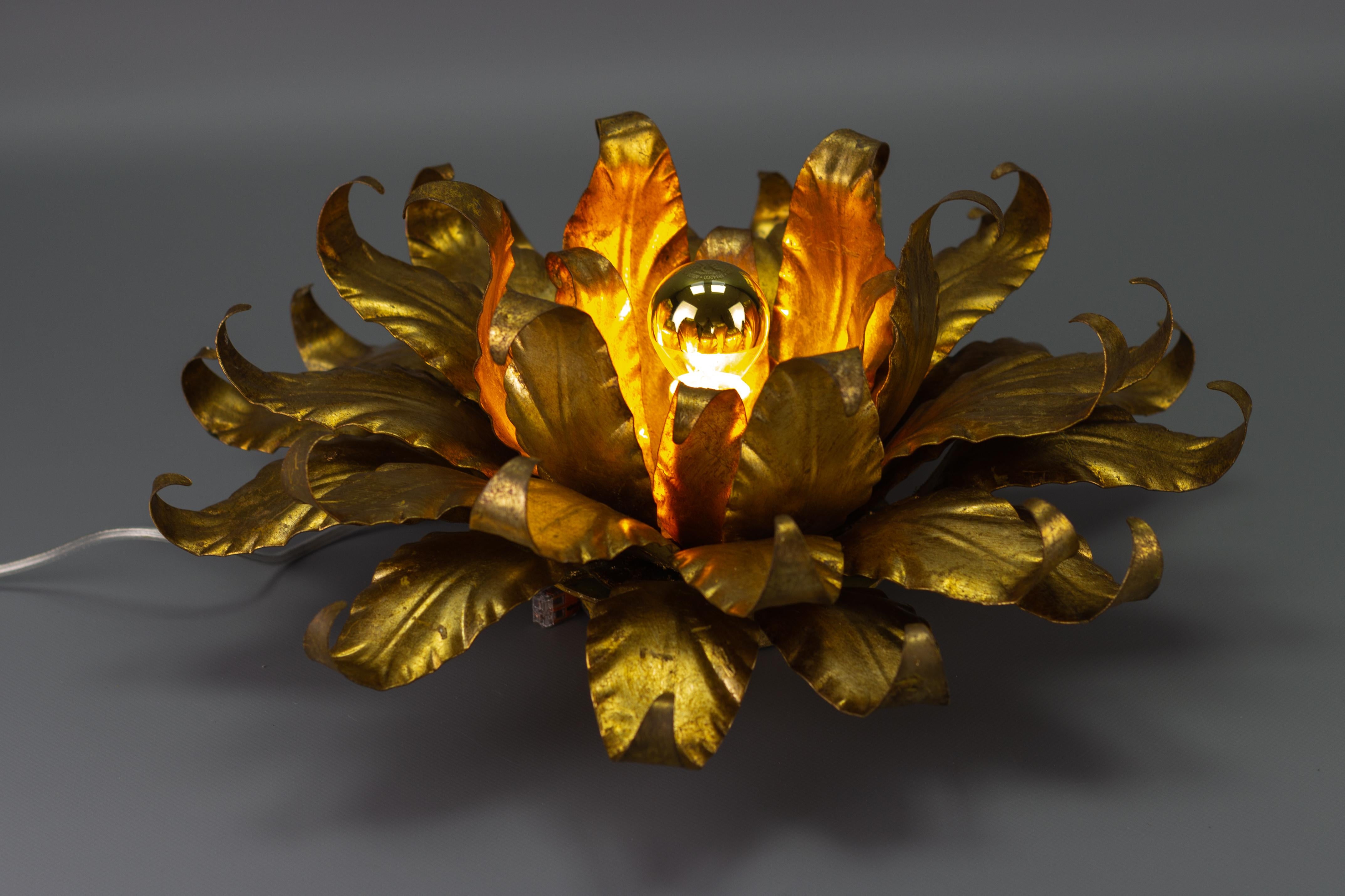 Hans Kögl Design Gilt Metal Flower Shaped Flush Mount or Wall Light, 1970s In Good Condition In Barntrup, DE