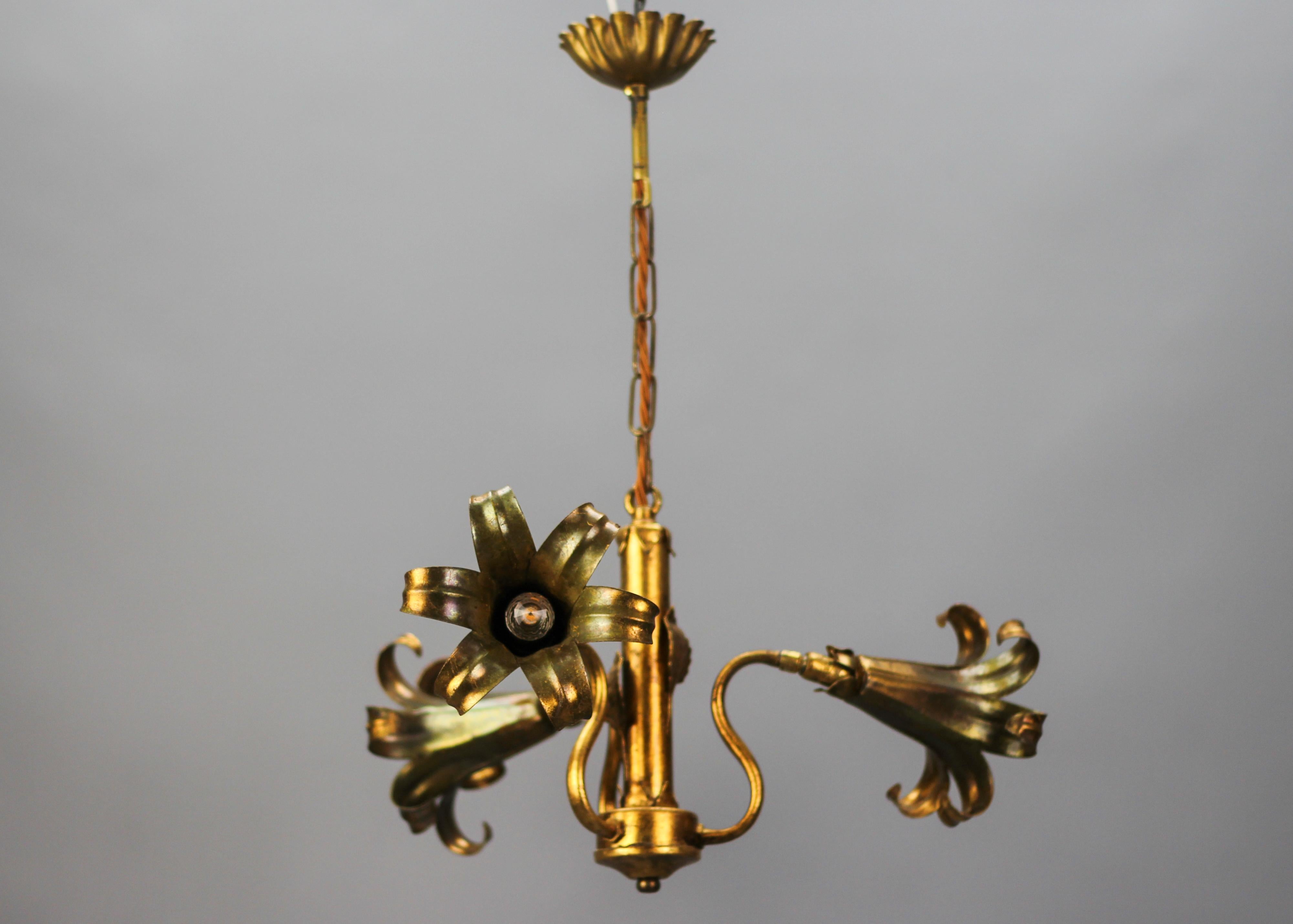 Hollywood Regency Hans Kögl Design Gilt Metal Chandelier Three Lilies, 1970s For Sale 8