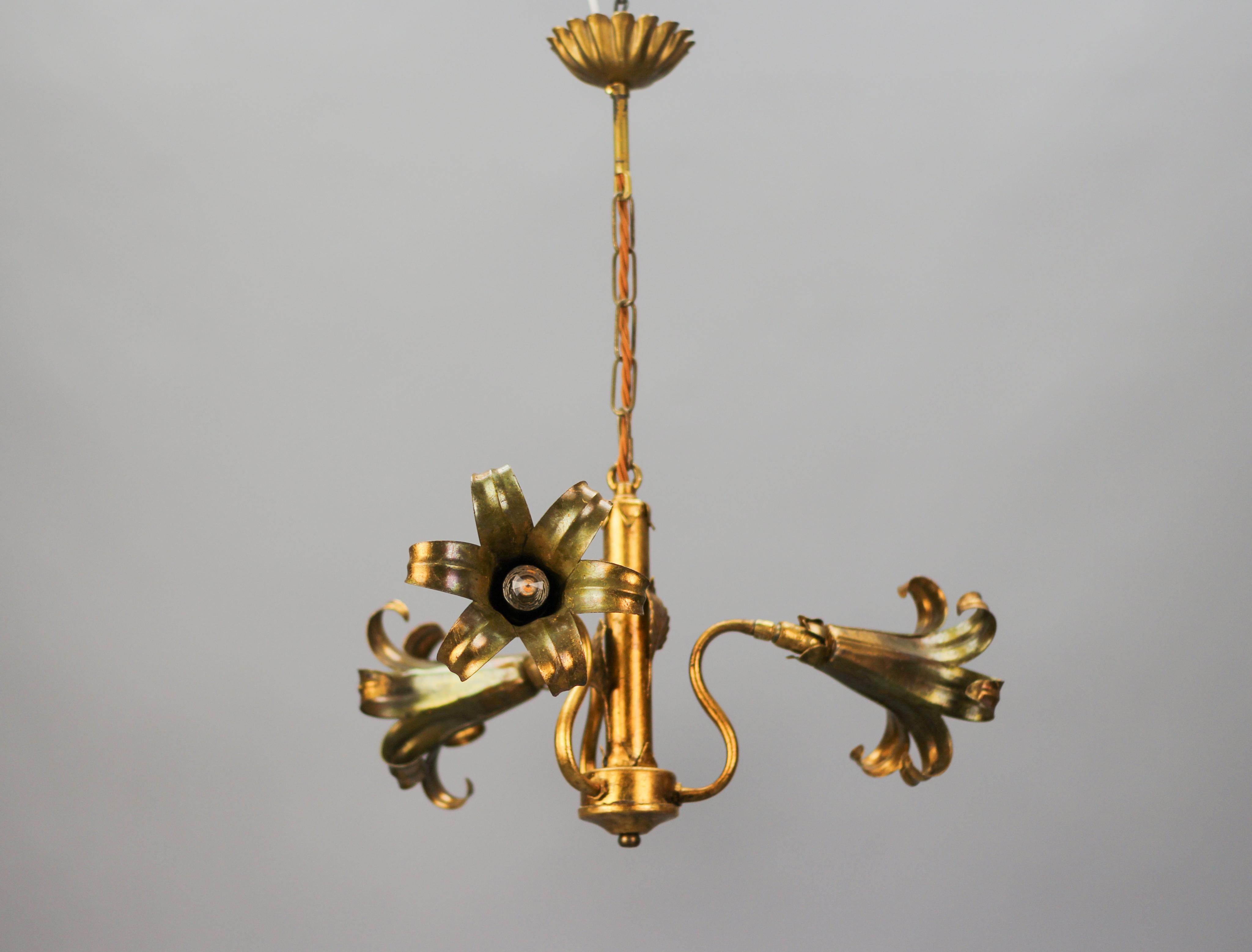 Hollywood Regency Hans Kögl Design Gilt Metal Chandelier Three Lilies, 1970s For Sale 10