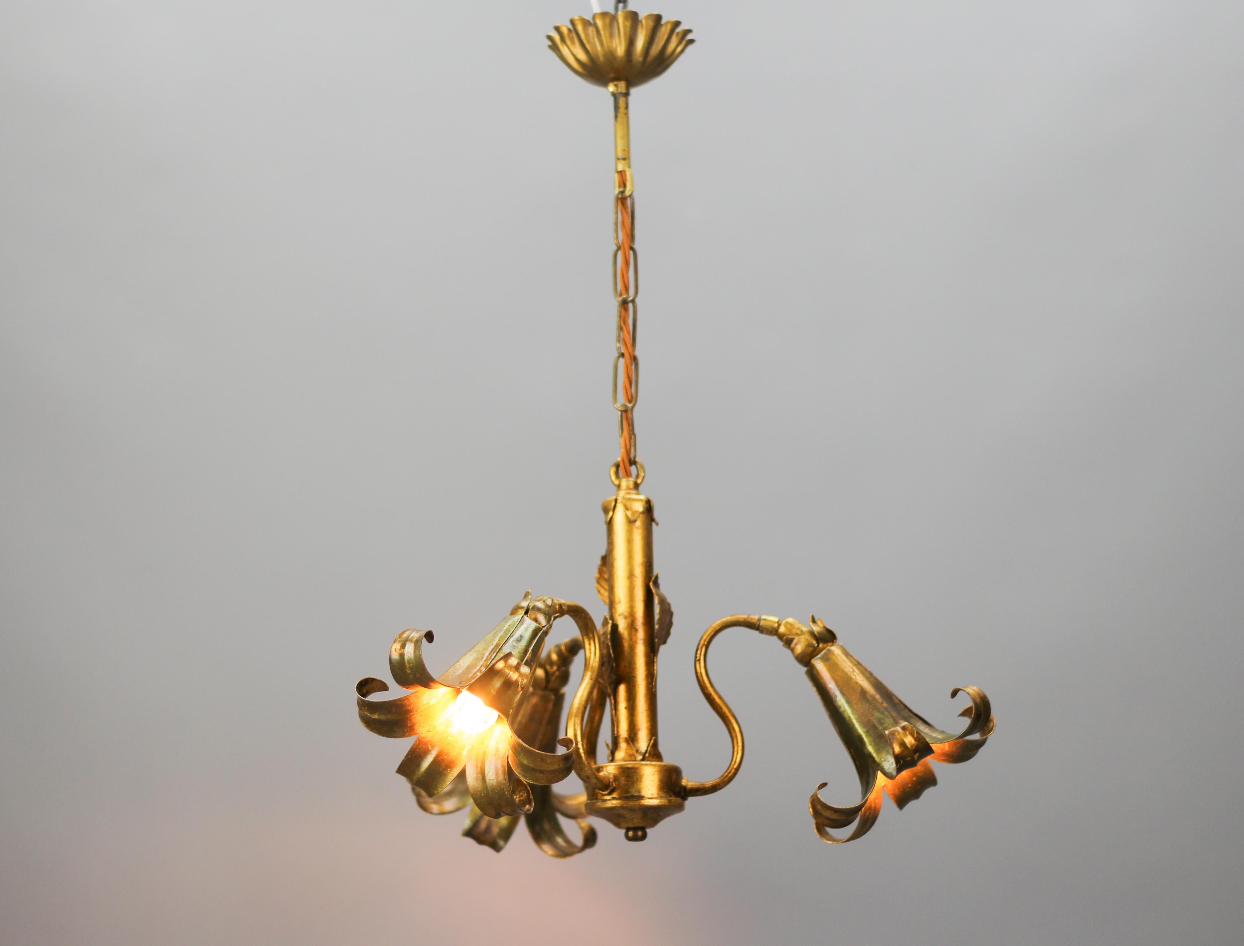 Hans Kögl design gilt metal three-light chandelier with three lilies, from the 1970s
A beautiful and very unusual Hollywood Regency-style chandelier attributed to Hans Kögl. This adorable gilt metal flower-shaped three-light chandelier features