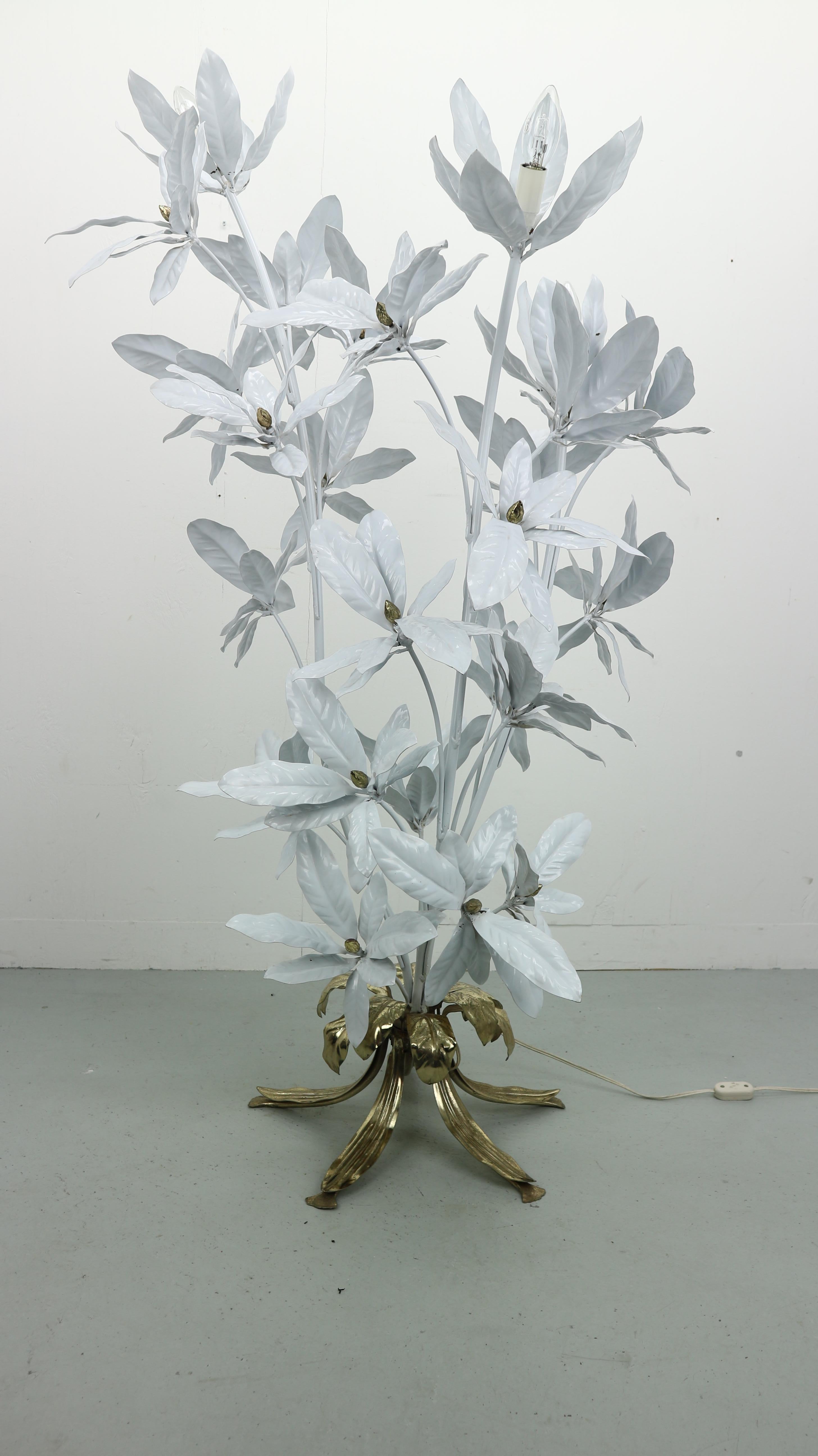 Lampadaire du milieu du siècle attribué à Hans Kögl, Allemagne, 1970.
Ce rare et étonnant lampadaire en bronze doré et feuilles de fleurs blanches.
Le luminaire comporte trois grandes tiges naturalistes avec des feuilles et des fleurs illuminées à