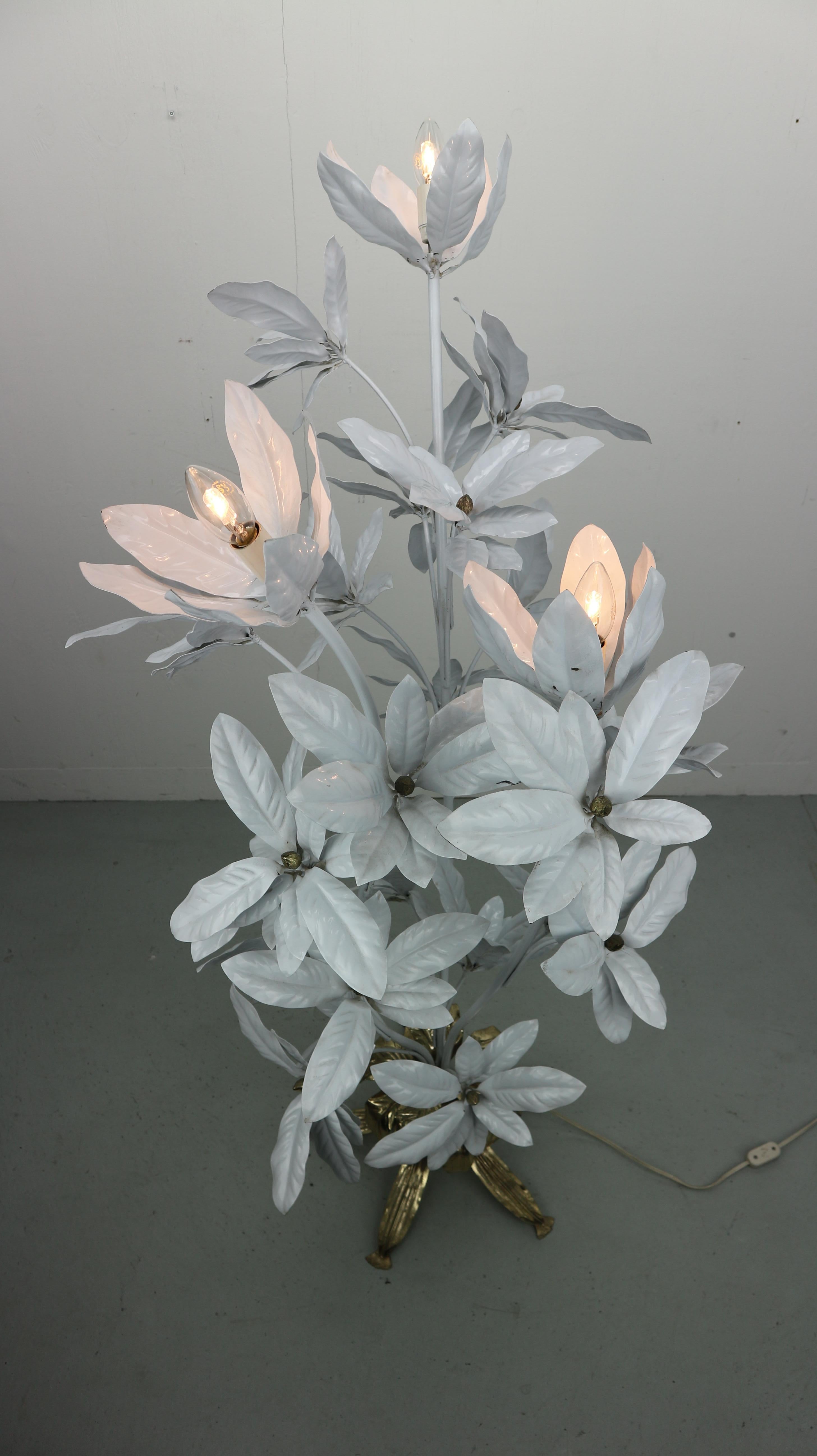 Hollywood Regency Hans Kögl, lampadaire en laiton à fleurs, années 1970 en vente