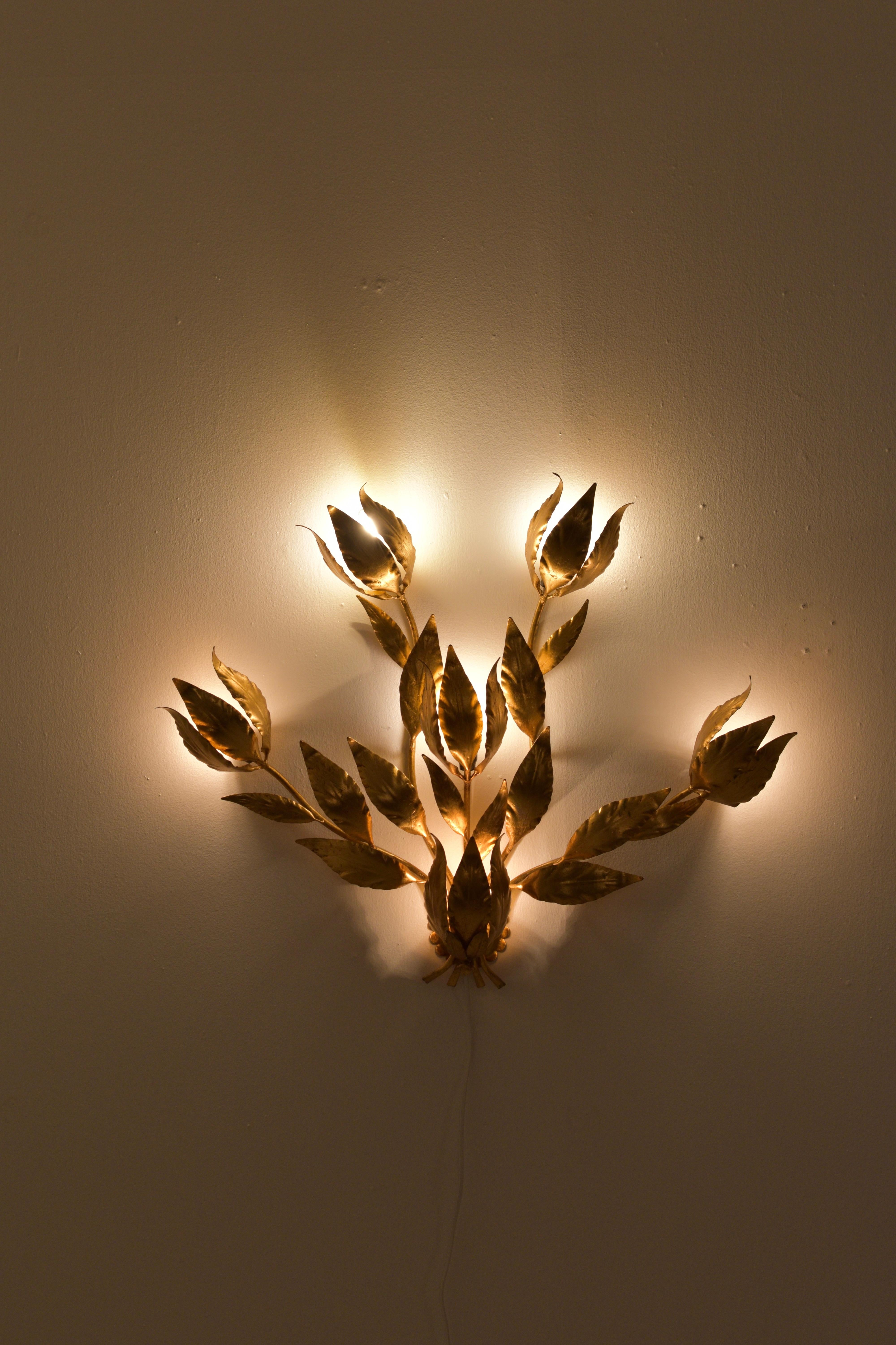 The wall lamp has four branches with leaves. Five light sources are hidden behind the leaves, which give a fantastic glow. This wall lamp is like a piece of jewelry for your wall. This is truly a statement piece for your home!