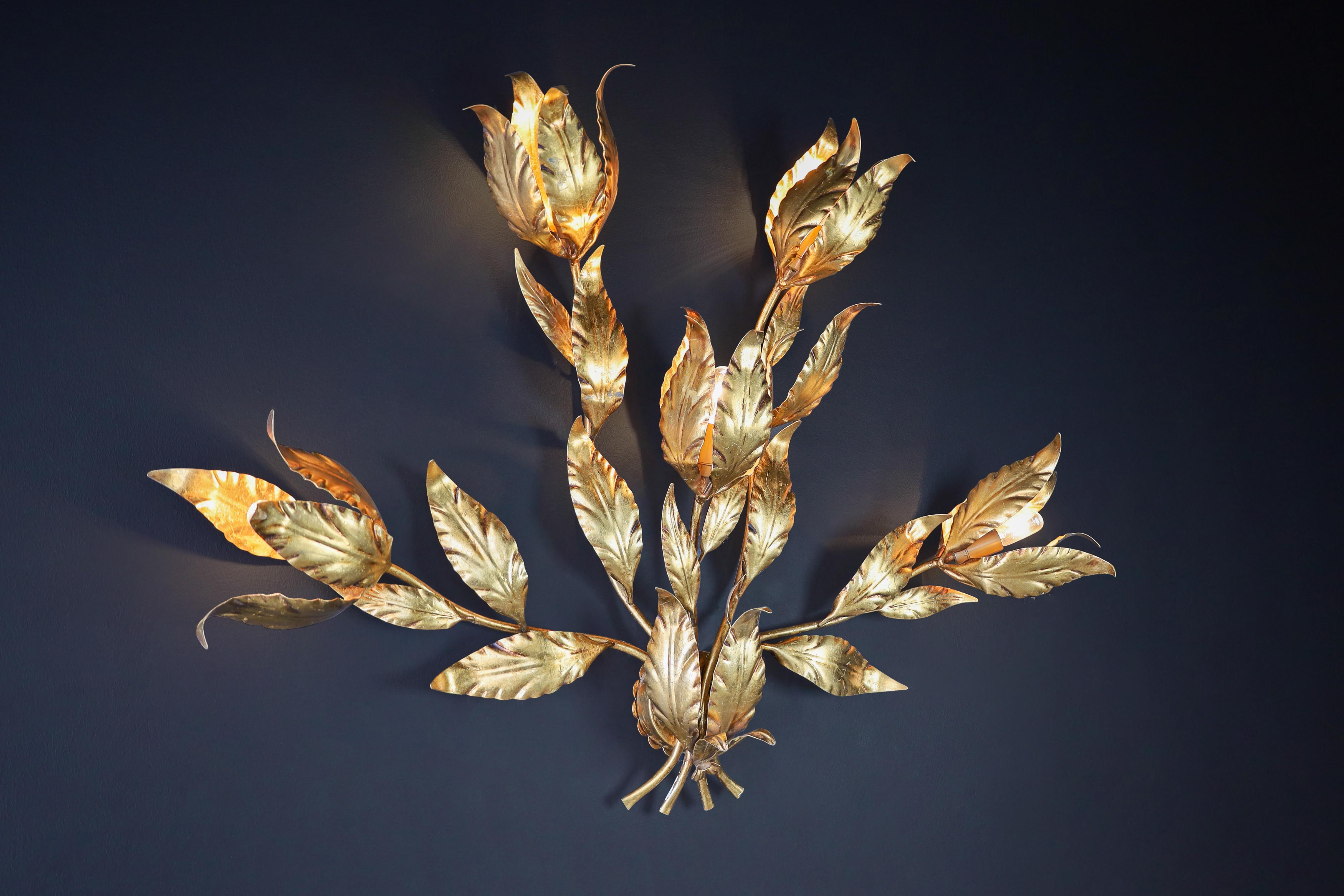 Hans Kögl Gilded Metal Floral Leaf Monumental Wall Sconce, Germany 1970s

This is a monumental wall sconce designed by Hans Kögl in Germany. It features branches and leaves that hold five light bulbs, making it an impressive and high-quality piece