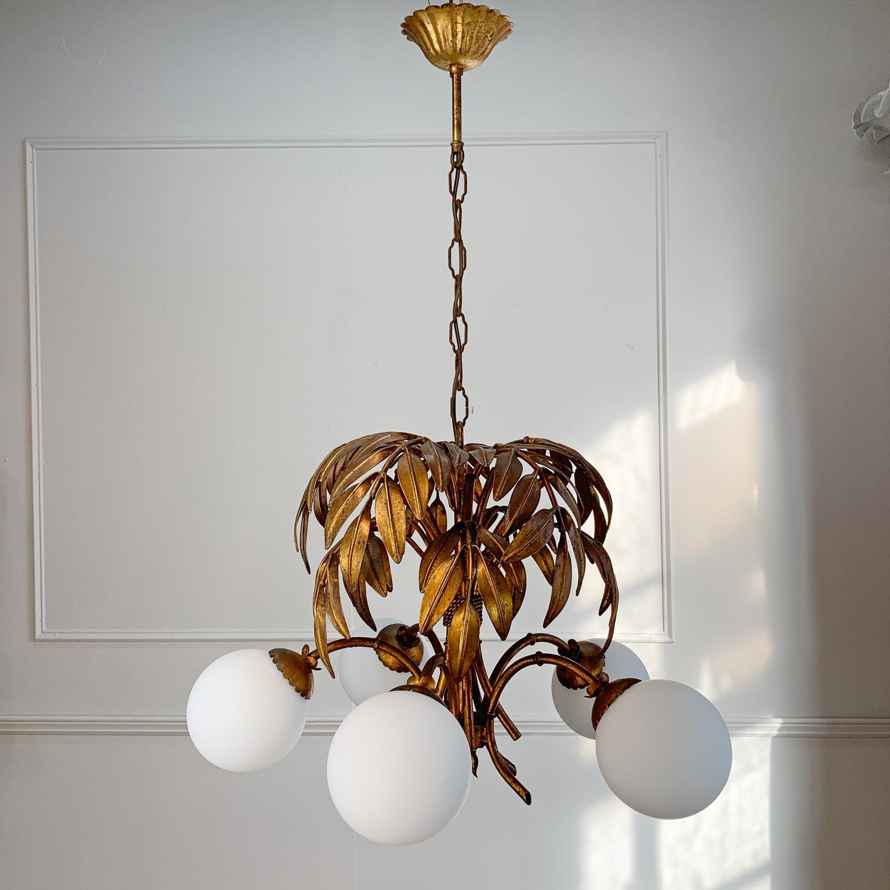 Tedesco Lampadario Hans Kogl in finto bambù dorato con globi di vetro in vendita