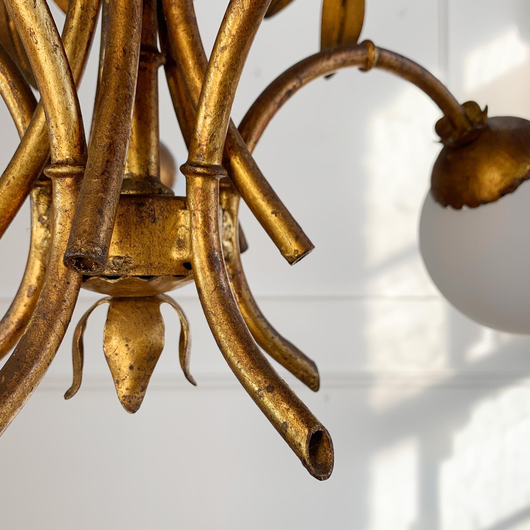 Dorato Lampadario Hans Kogl in finto bambù dorato con globi di vetro in vendita
