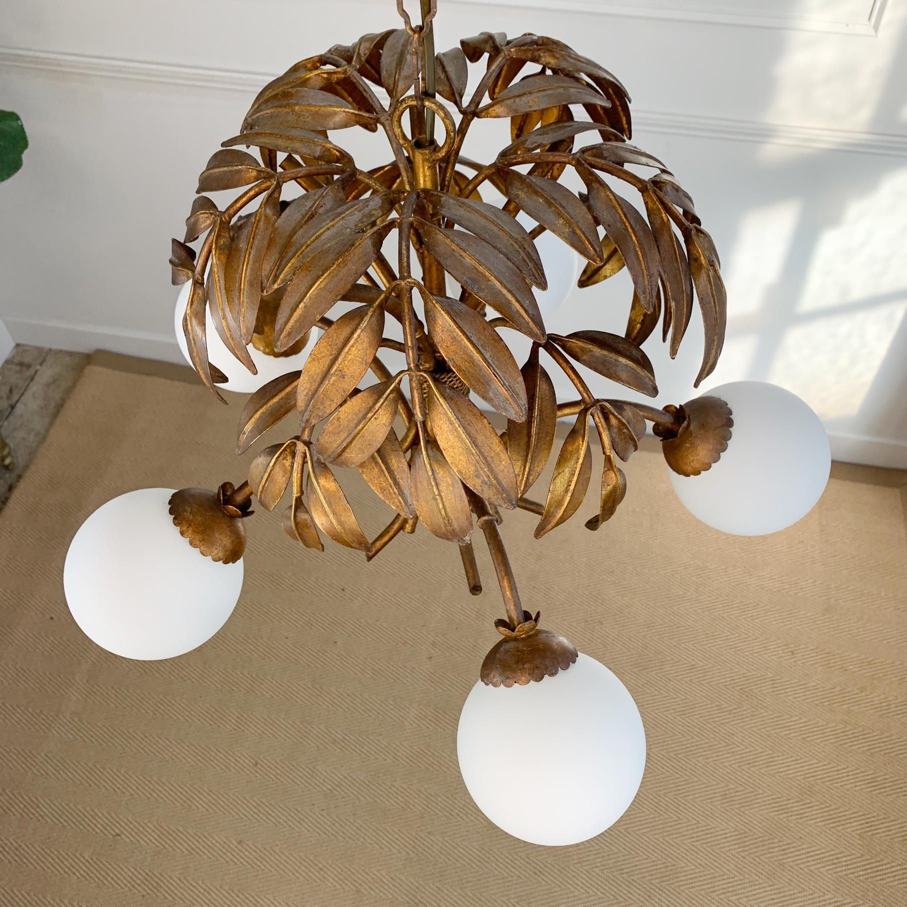 Lampadario Hans Kogl in finto bambù dorato con globi di vetro In condizioni buone in vendita a Hastings, GB