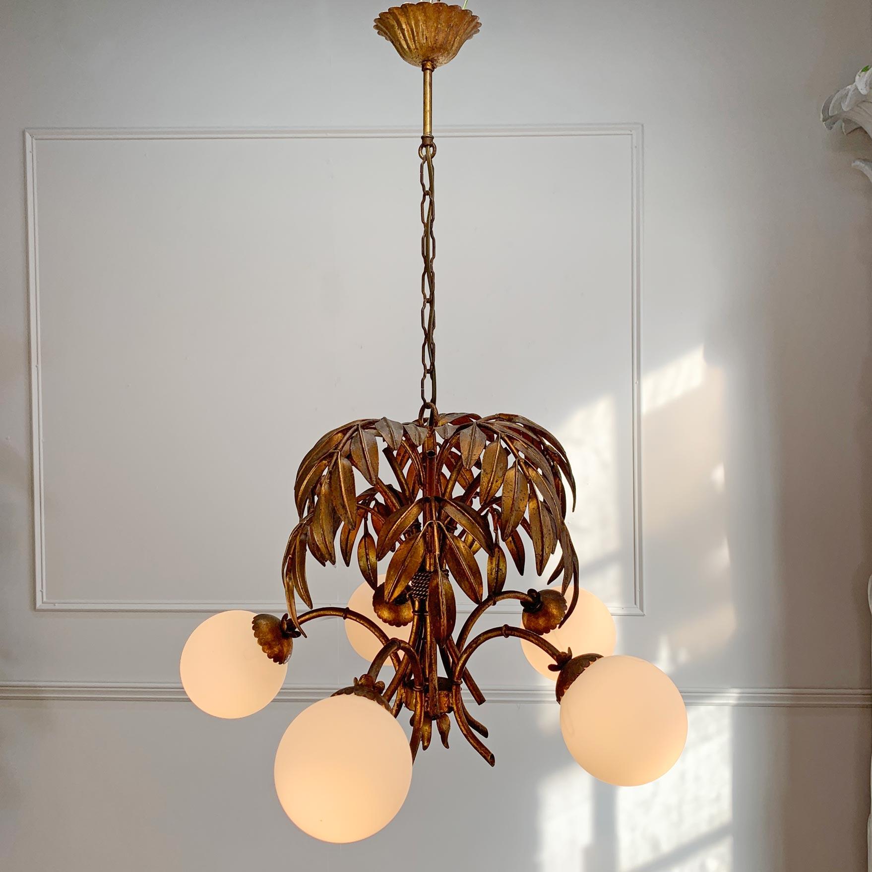 Fine XX secolo Lampadario Hans Kogl in finto bambù dorato con globi di vetro in vendita