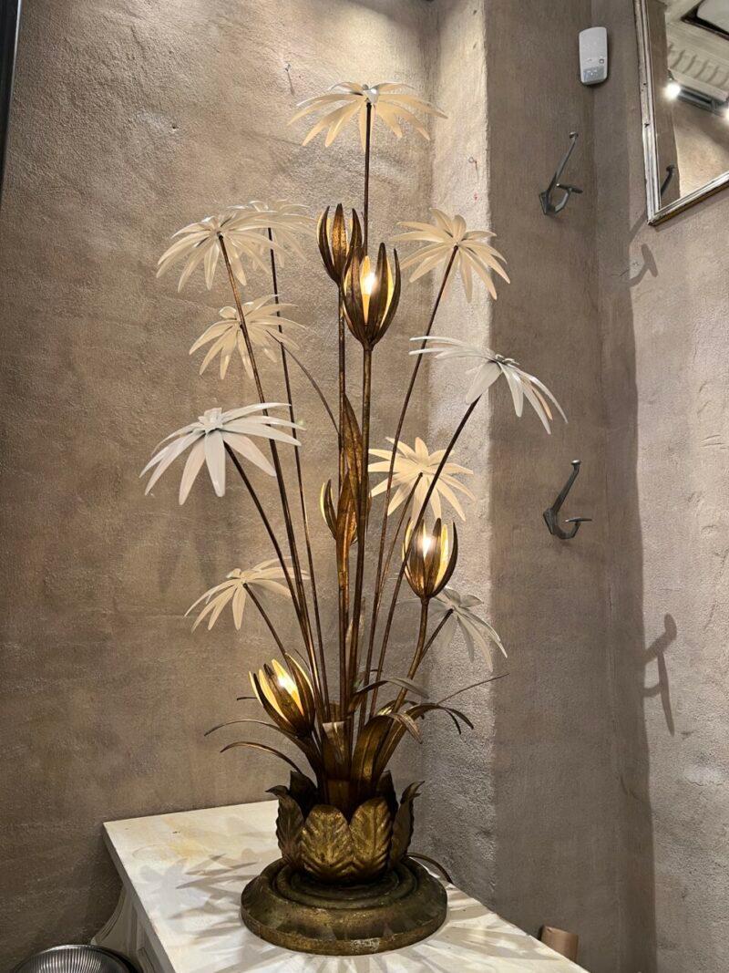 Lámpara de pie/suelo de palma de los años 70, muy buscada y fantásticamente chula. Diseñado por el alemán Hans Kögl. Encantadoras flores de pétalos blanco crema, hojas y capullos de metal dorado, así como 5 fuentes de luz.

Observa también la