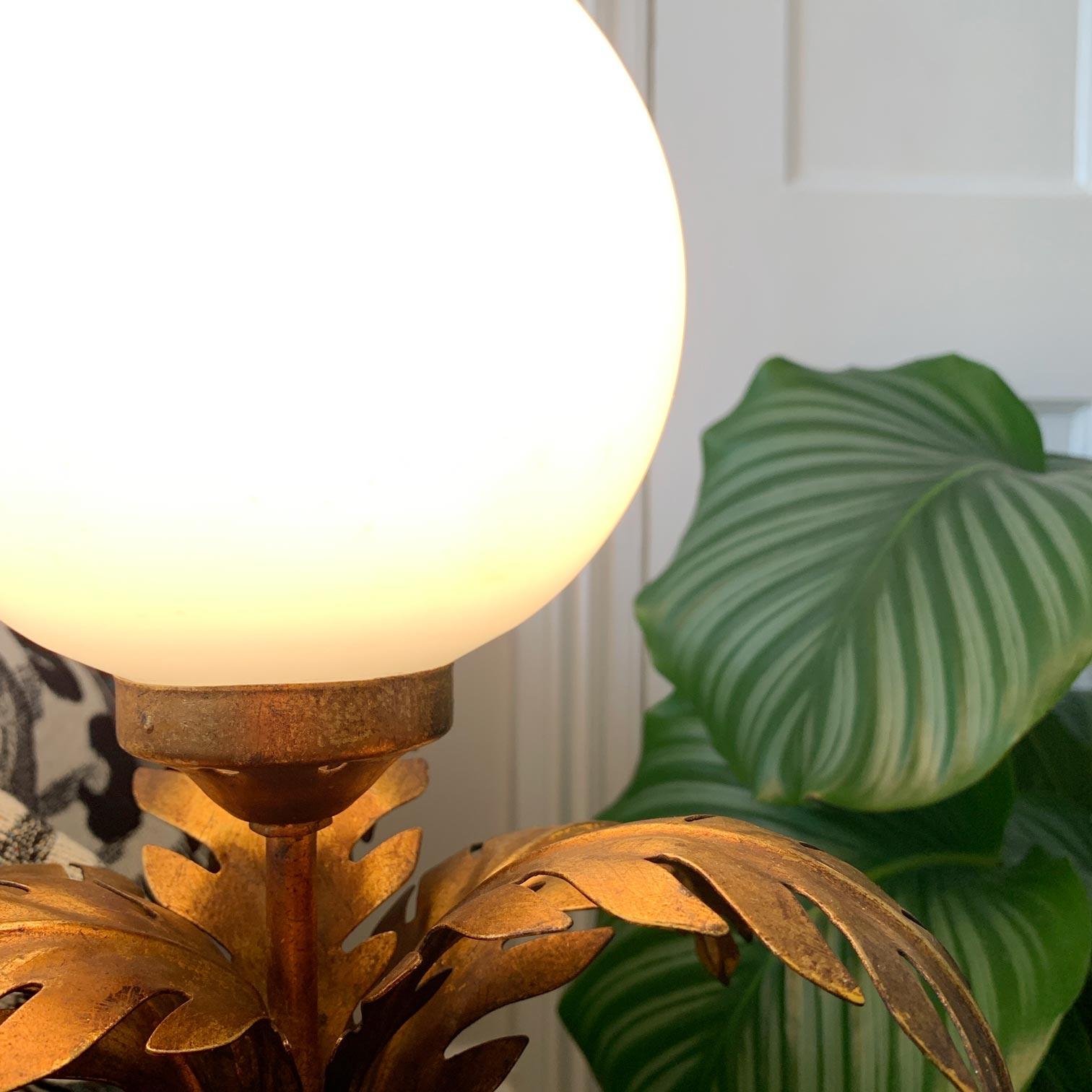 Métal Hans Kogl - Lampe de table palmier et globe en or en vente
