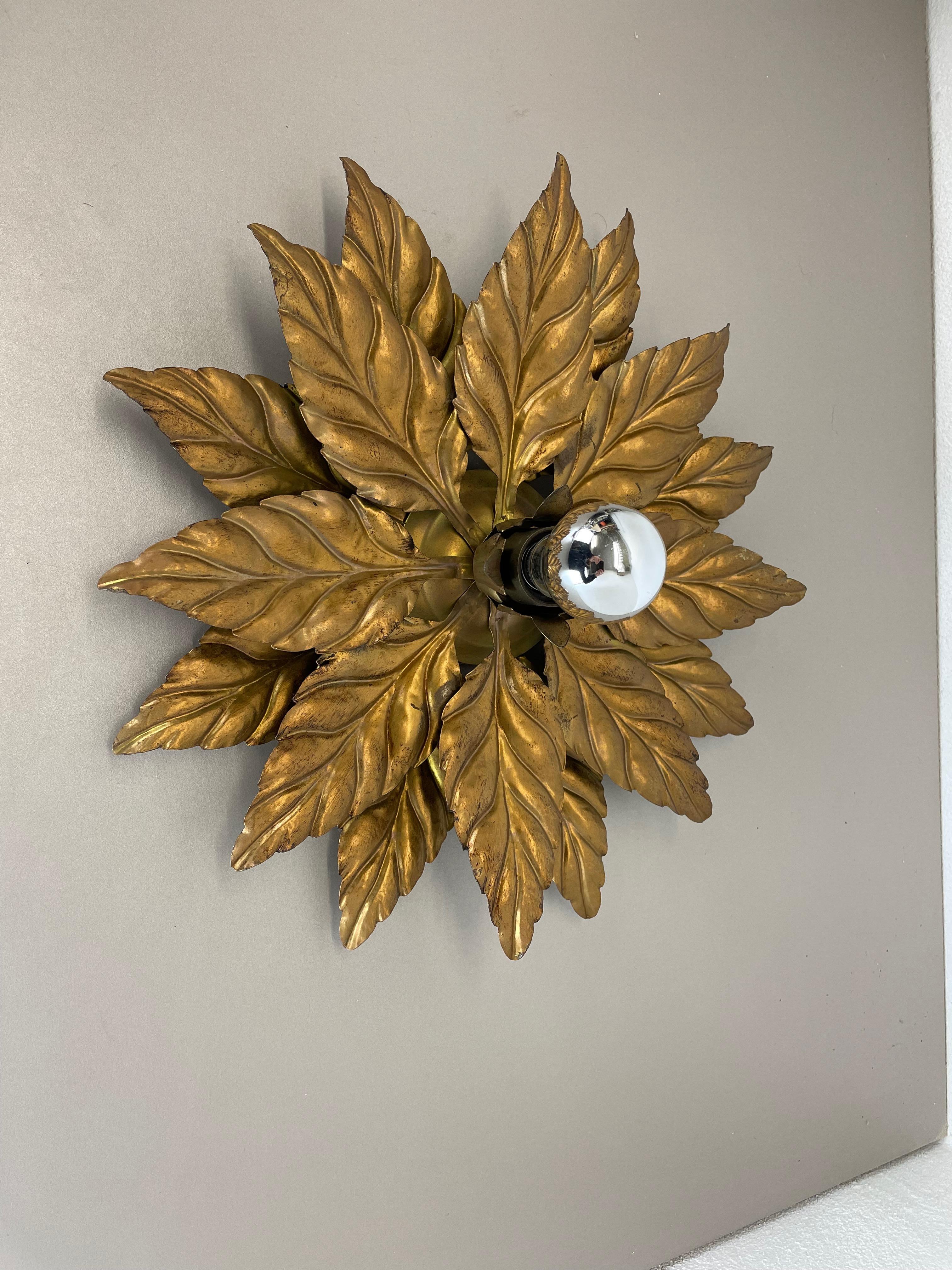 Article:

Wall light, ceiling light.


Origin:

Germany.



Age:

1970s.



This modernist light was produced in Germany in the 1970s by Hans Kögl. It is made from solid metal in form of a blossom with leaf application elements
