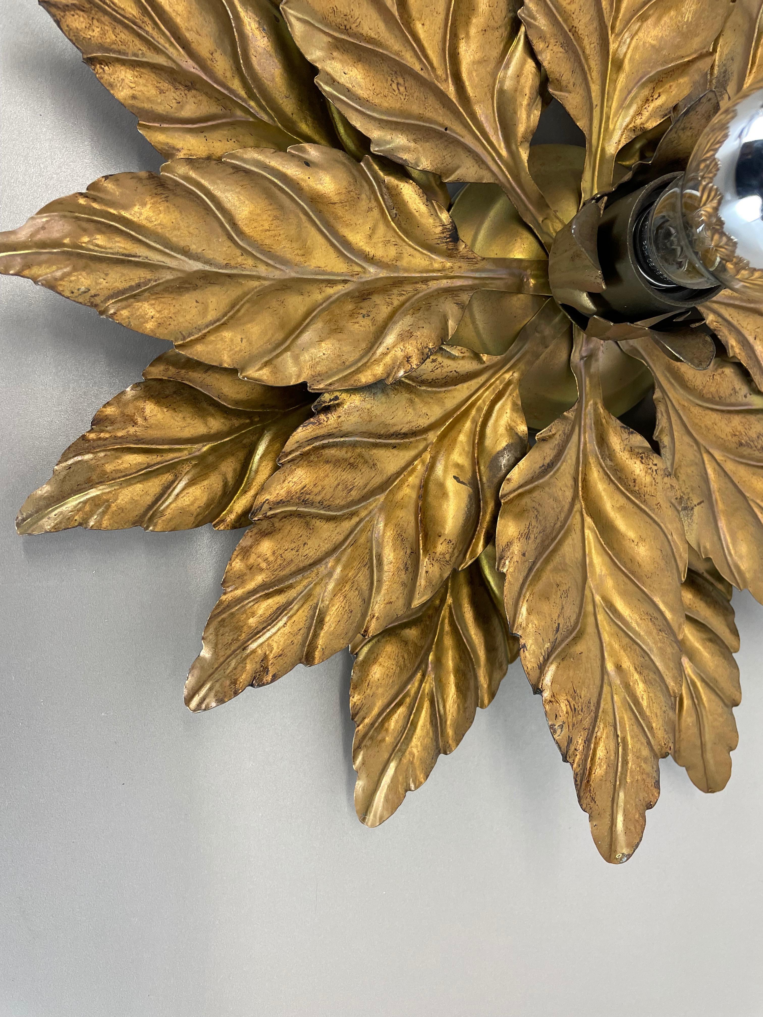 Hans Kögl Golden Florentiner Leaf Wall Ceiling Light Sconces, Italy, 1970s No 1 In Good Condition For Sale In Kirchlengern, DE