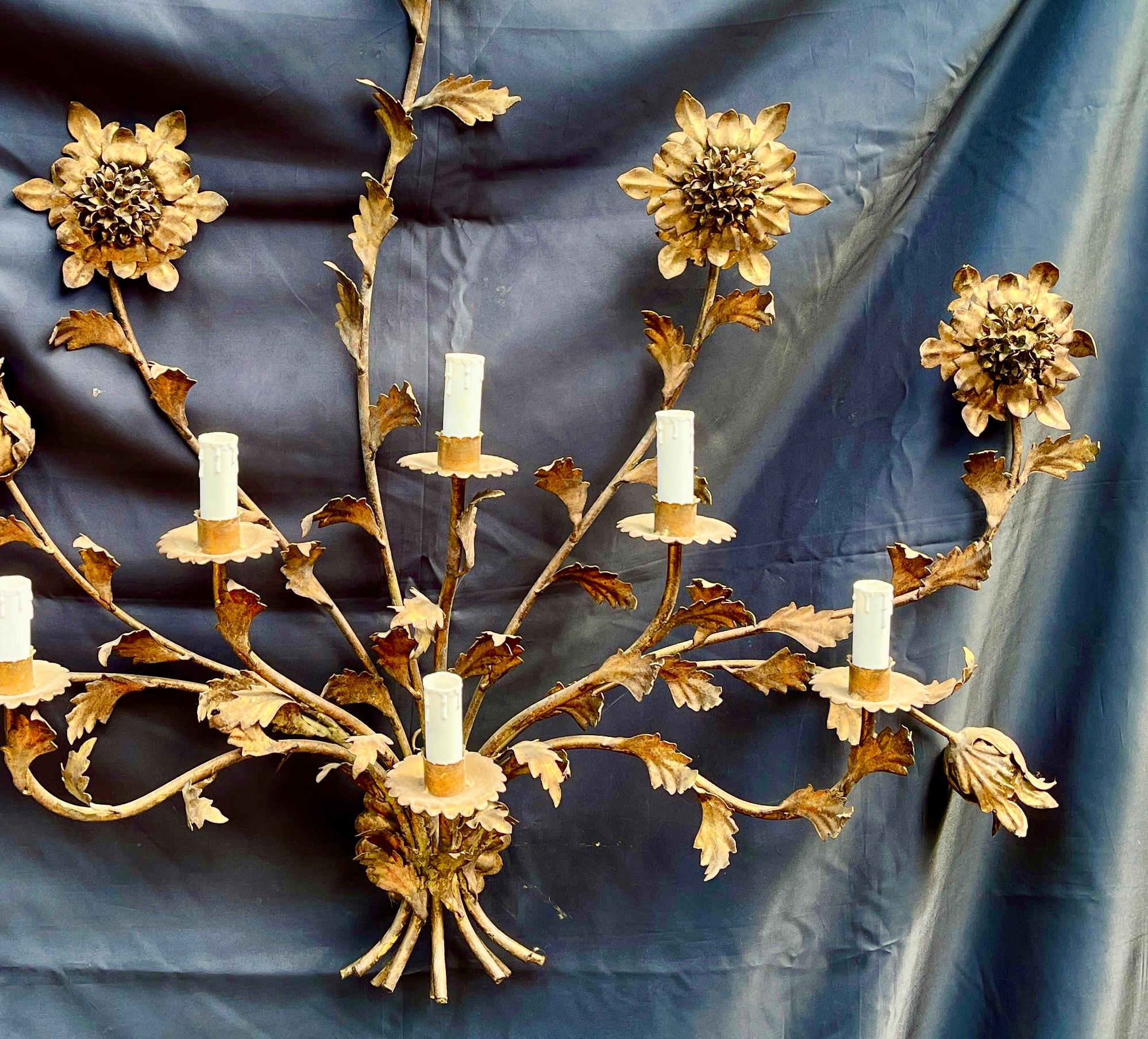 Hans Kögl Large Gilded Brass Flowers and Floral Leafs Wall Mound Lamp In Good Condition In Verviers, BE