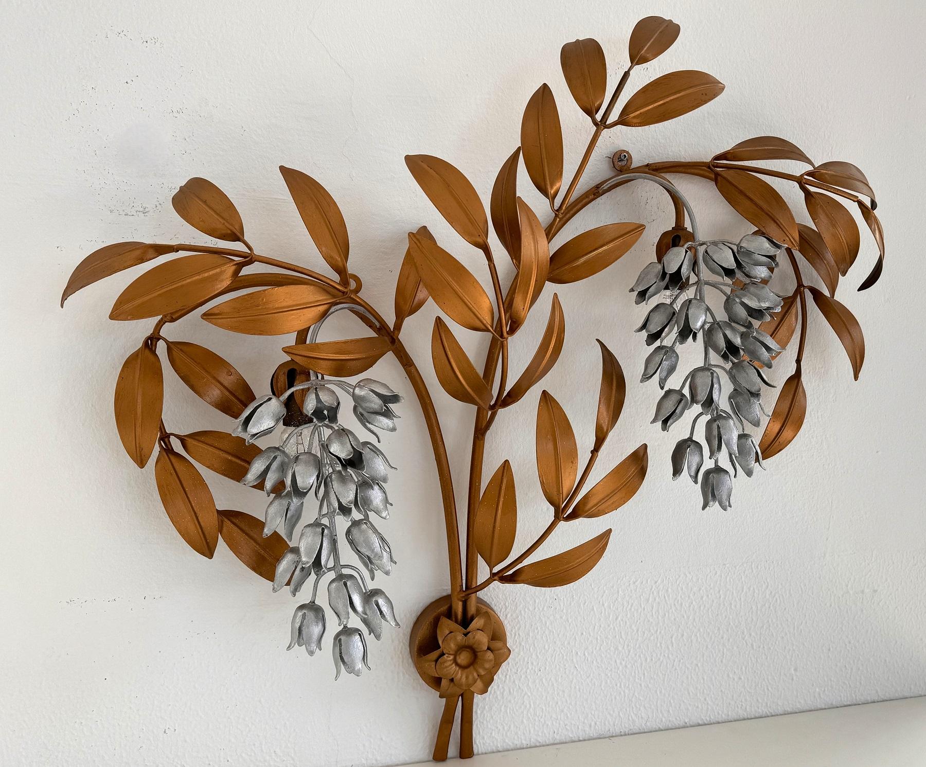 Hans Kögl Large Mid-century Wisteria Gilt 'Golden Rain' Metal Wall Sconce In Good Condition For Sale In Morazzone, Varese