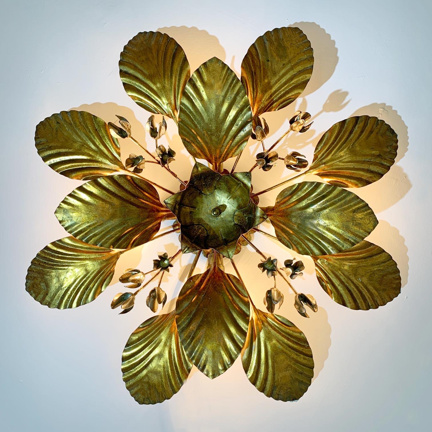 De grandes feuilles dorées entourant des tiges avec des clochettes de fleurs argentées, forment ces lampes à encastrer de forme florale.

Par Hans Kogl, Allemagne, années 1970

Il s'agit de luminaires originaux de Hans Kogl datant des années 70, et