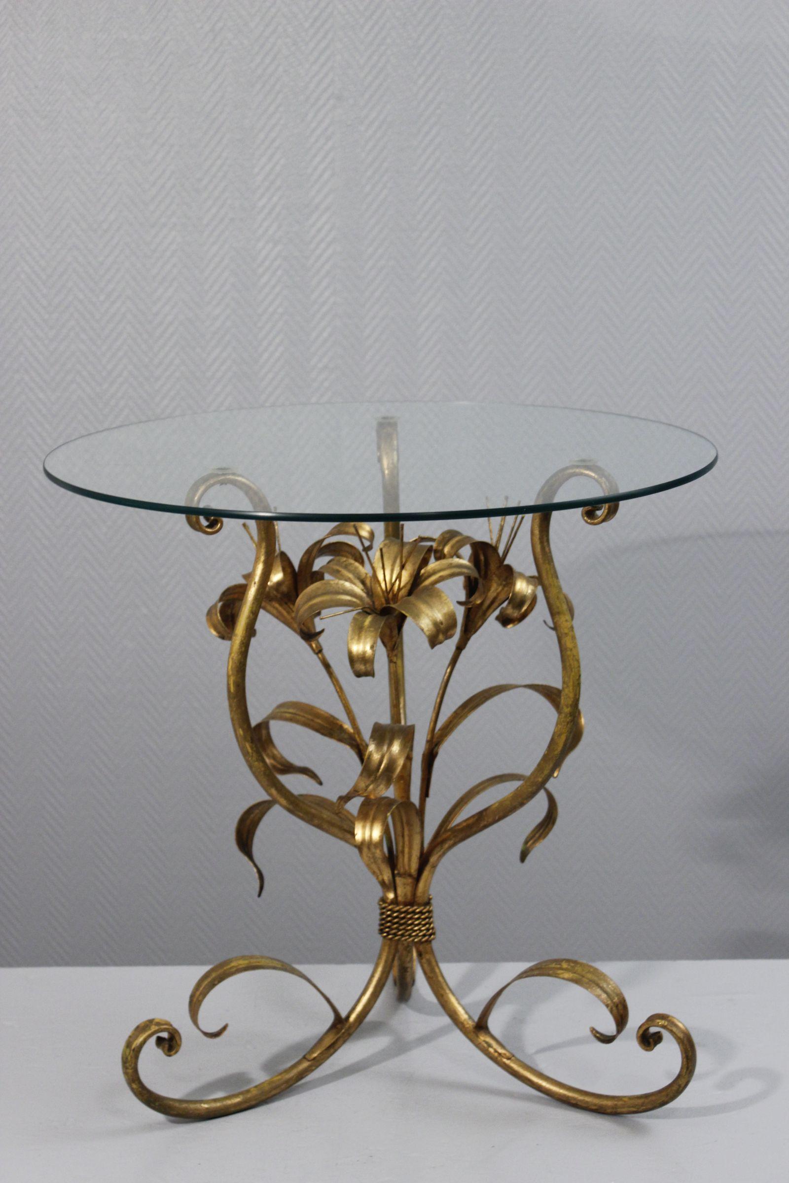 Table d'appoint Lilly en métal doré et verre, Design/One, Allemagne, vers 1970.

En très bon état général, légères rayures sur le verre, très petit éclat sur le bord.