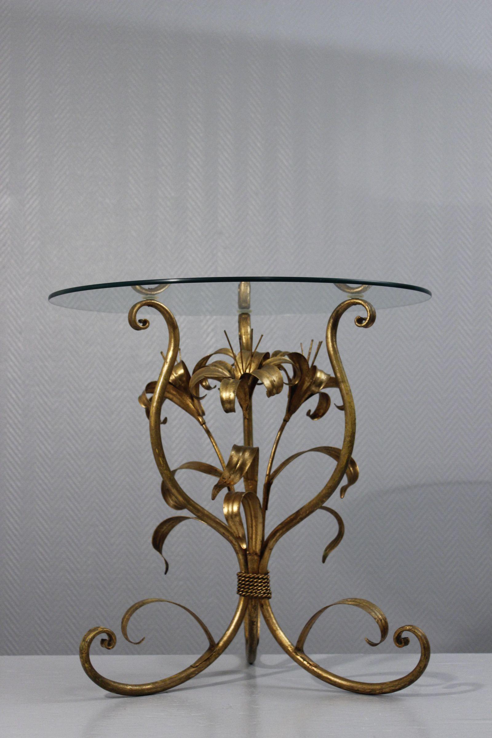 Hollywood Regency Table d'appoint post-moderne The Lilly en métal et verre, 1970 en vente