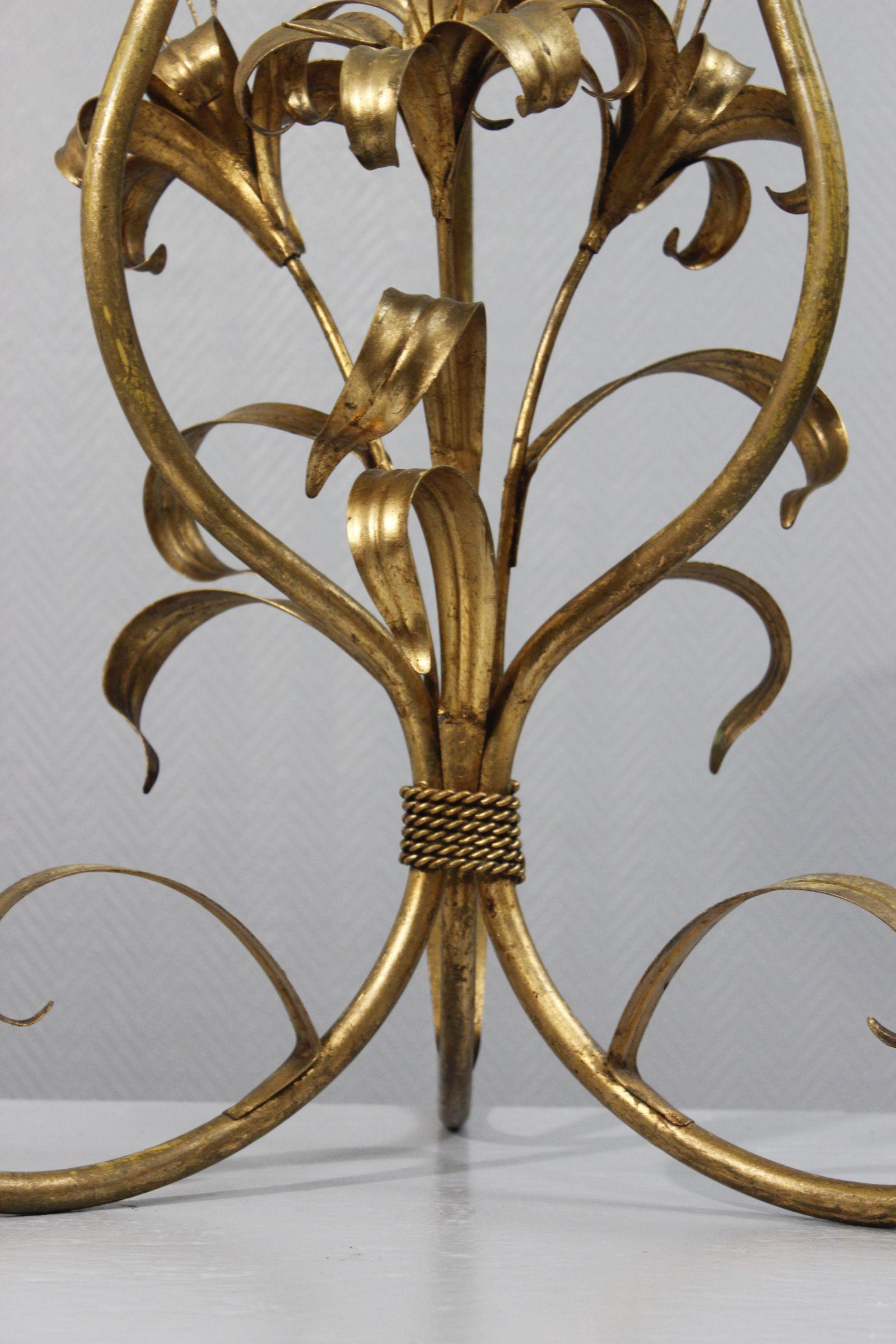 Doré Table d'appoint post-moderne The Lilly en métal et verre, 1970 en vente