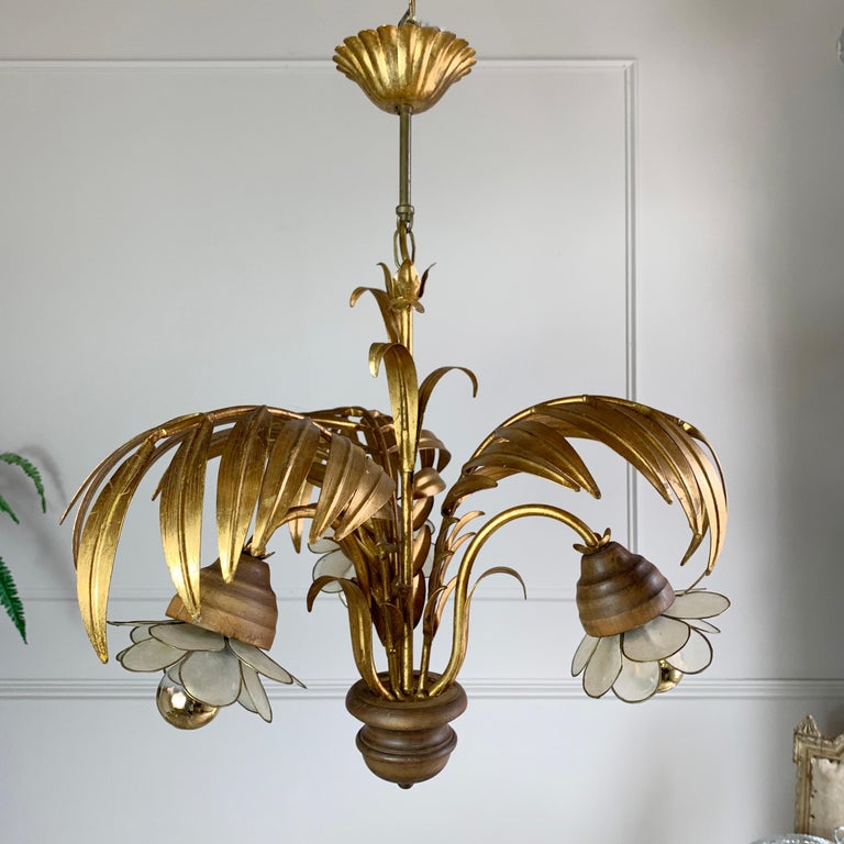 Lampadario Hans Kogl in oro con foglie di palma e conchiglie di Capiz in  vendita su 1stDibs