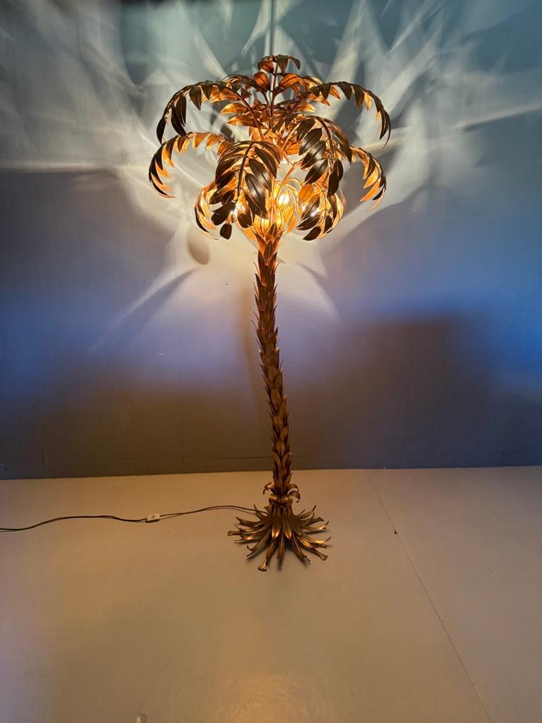 Stunning vintage gold plated palm tree lamp by Hans Kögl, Germany. This design icon brings so much atmosphere and warmth. It tells a story of a Hollywood Regency high class ambiance, 1930s Hollywood movies, tropical resorts, cocktails and good