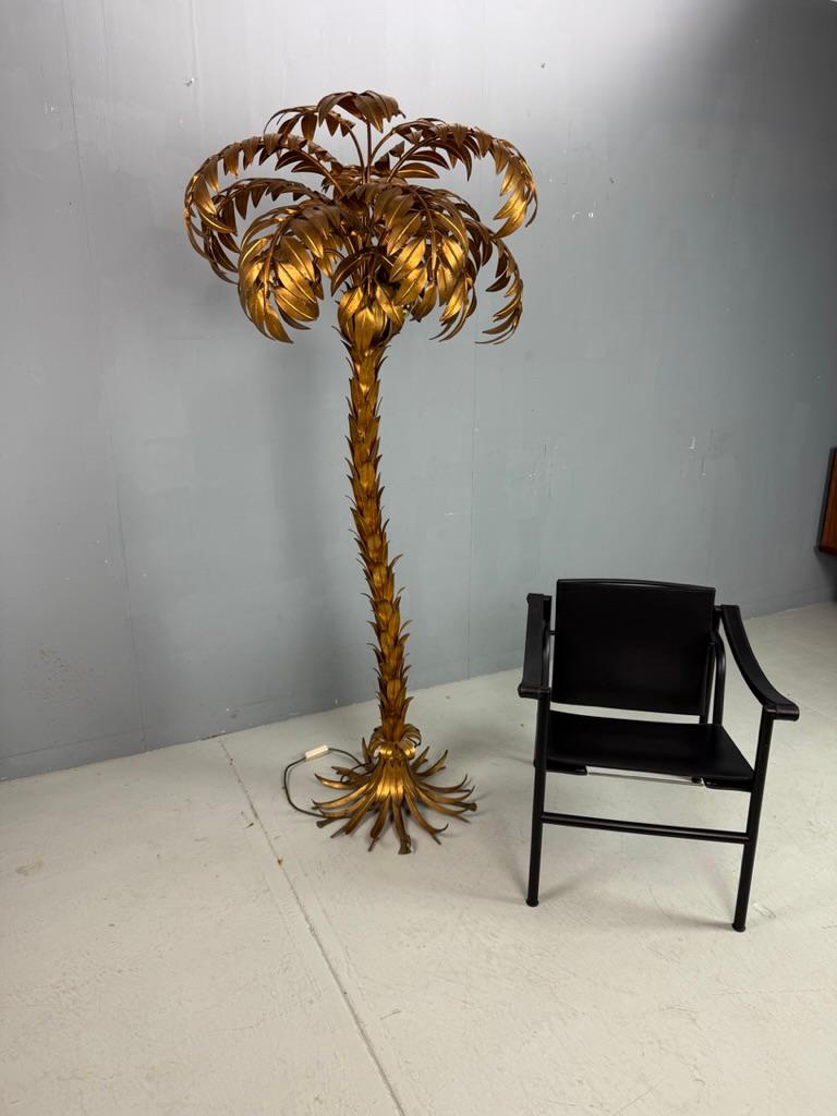 Impresionante lámpara vintage de palmera chapada en oro de Hans Kögl, Alemania. Este icono del diseño aporta mucho ambiente y calidez. Cuenta una historia de ambiente de clase alta de la Regencia de Hollywood, películas de Hollywood de los años 30,