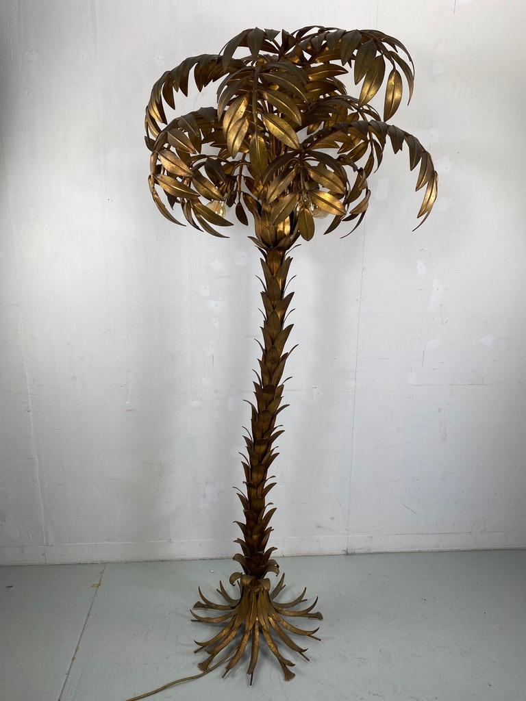 Stunning vintage palm tree lamp by Hans Kögl, Germany. This design icon brings so much atmosphere and warmth. It tells a story of a Hollywood Regency high class ambiance, 1930s Hollywood movies, tropical resorts, cocktails and good company. This