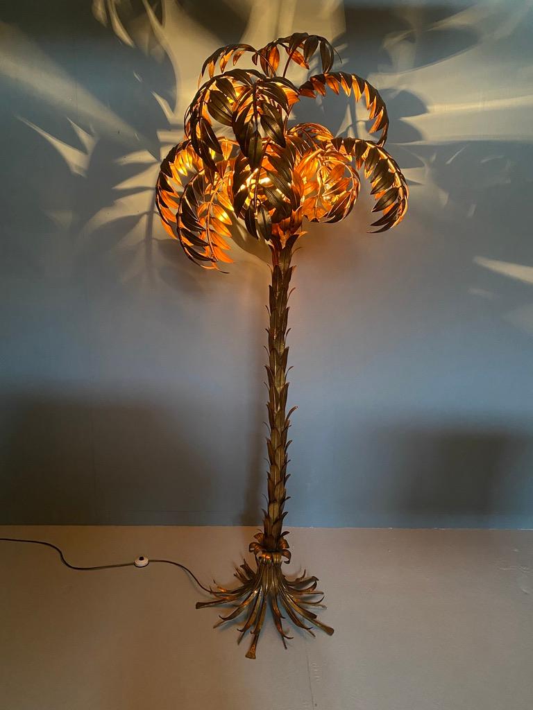 Stunning vintage palm tree XL lamp by Hans Kögl, Germany. This design icon brings so much atmosphere and warmth. It tells a story of a Hollywood Regency high class ambiance, 1930s Hollywood movies, tropical resorts, cocktails and good company. This