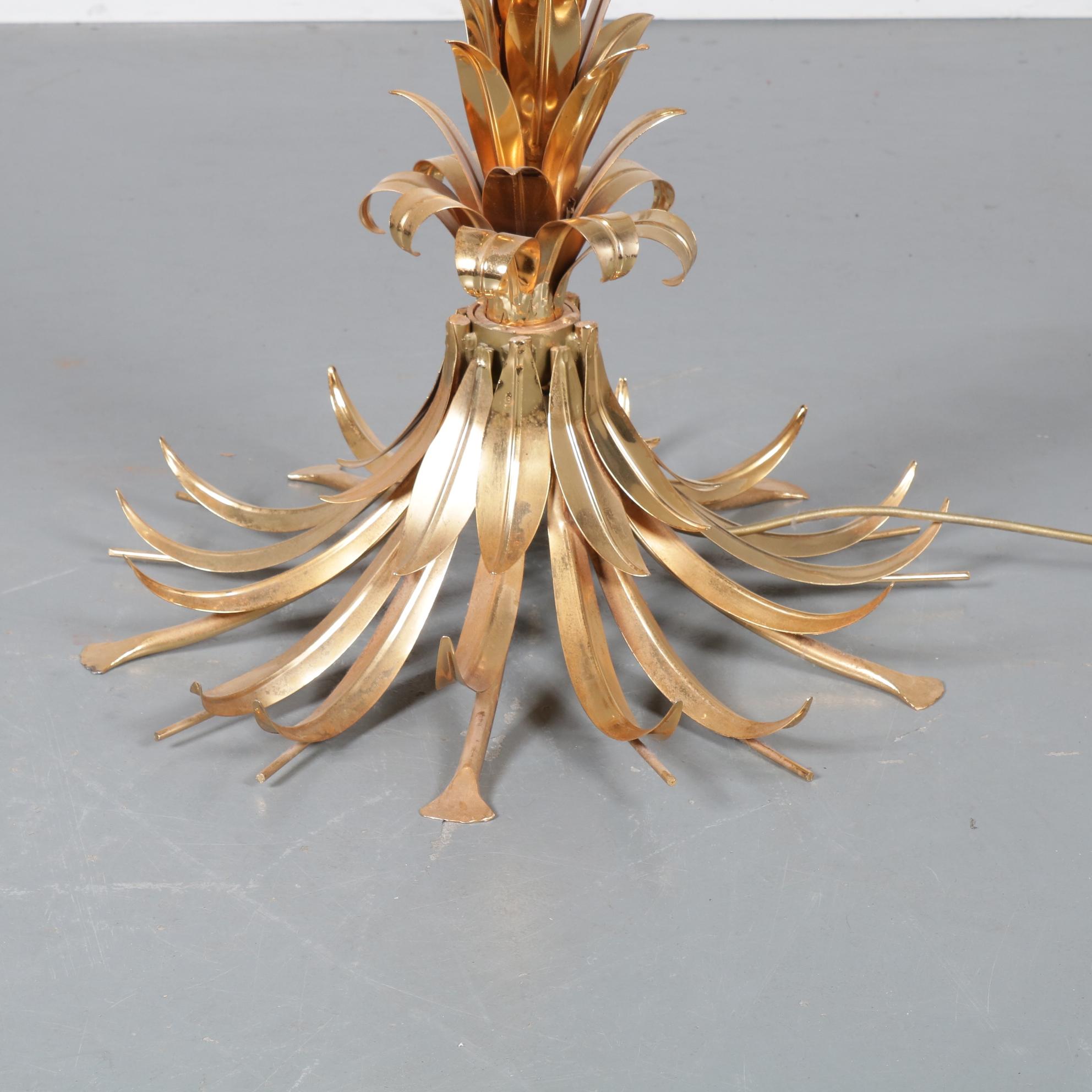 This luxurious, palm tree shaped lamp is designed by Hans Kögl and manufactured in Germany, circa 1970.

This sculptural lamp is completely made of high quality brass with a very nice golden color. When switched on, the light bulbs hidden in the