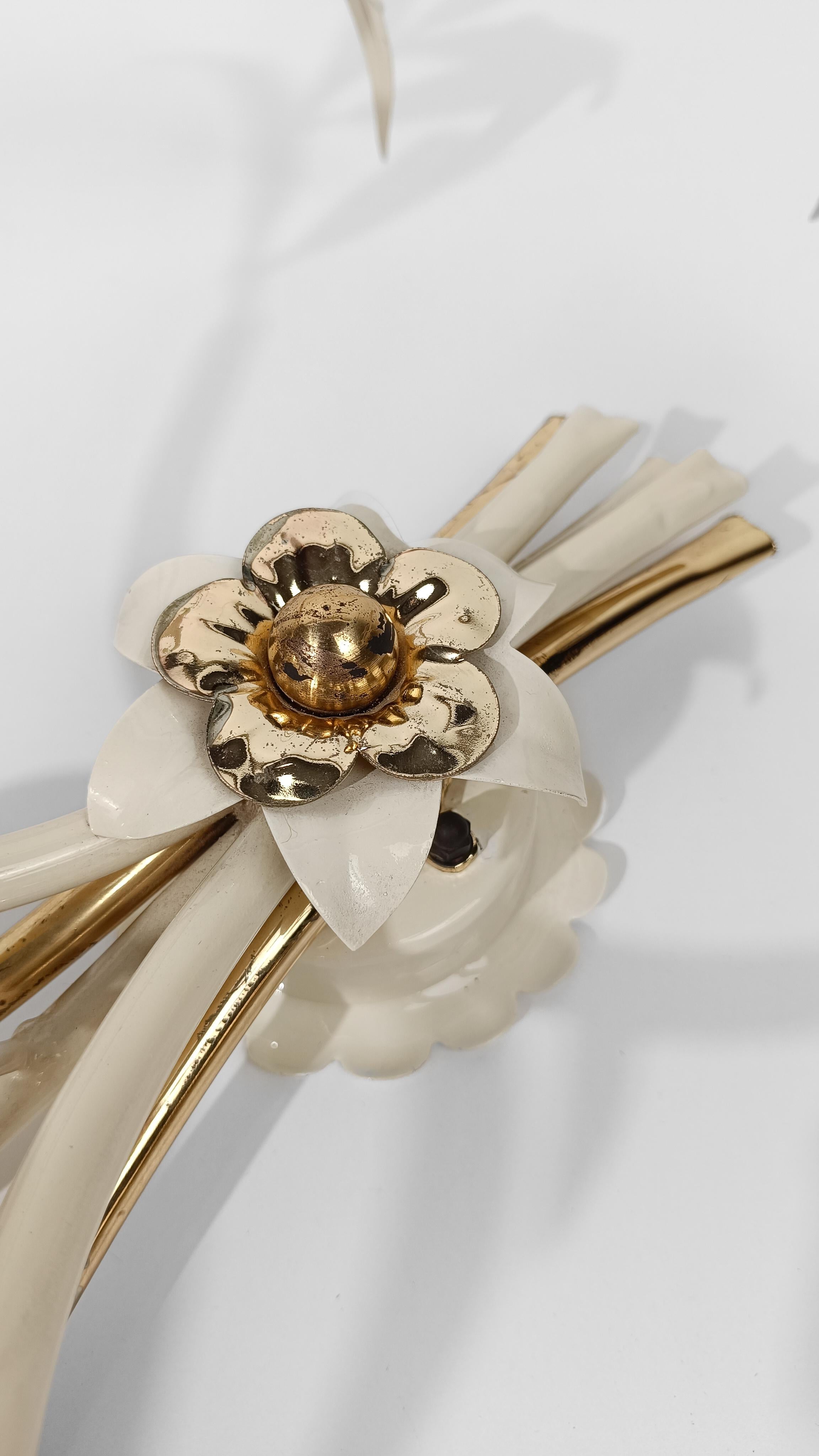 Große und skulpturale Wandleuchte, Lampe oder Wandleuchter von Hans Kögl, ca. 1970er Jahre.
Äußerst dekorativ mit ihren großen Wedeln aus weiß und gold emaillierten Blättern, die die drei Lichtpunkte verdecken.
Perfekt, um eine Einrichtung im