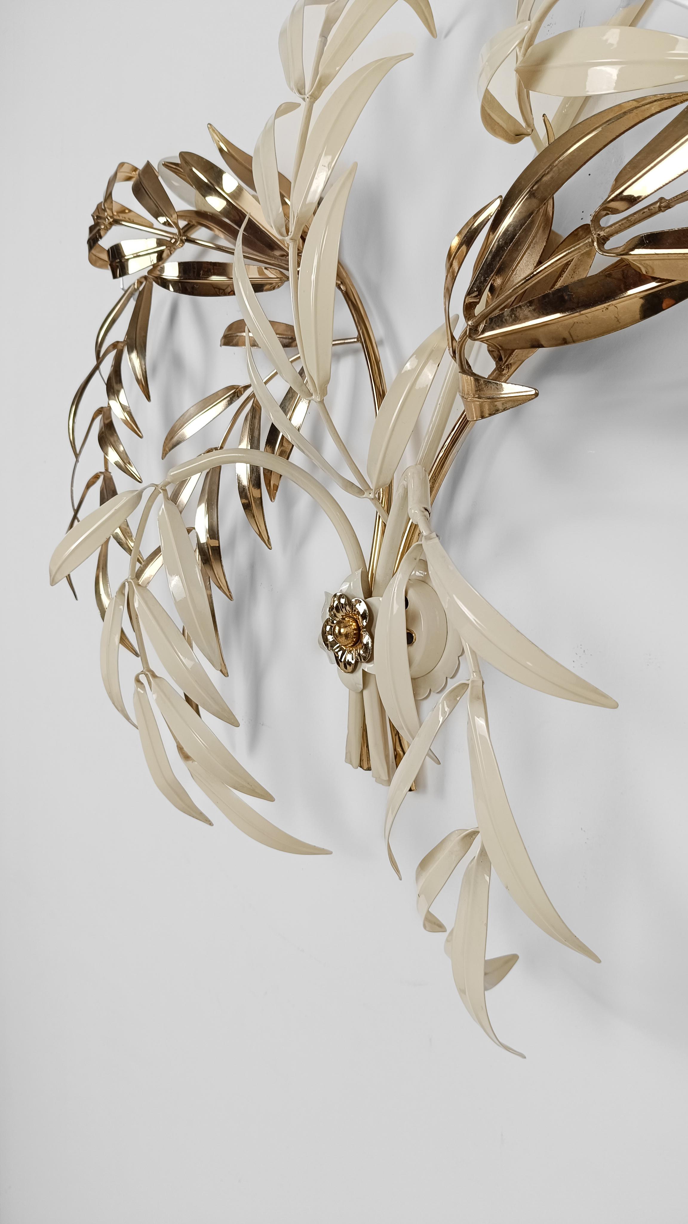 Hans Kögl Wandleuchte Sconce in Weiß & vergoldetem Metallblatt, Hollywood Regency Stil im Angebot 2
