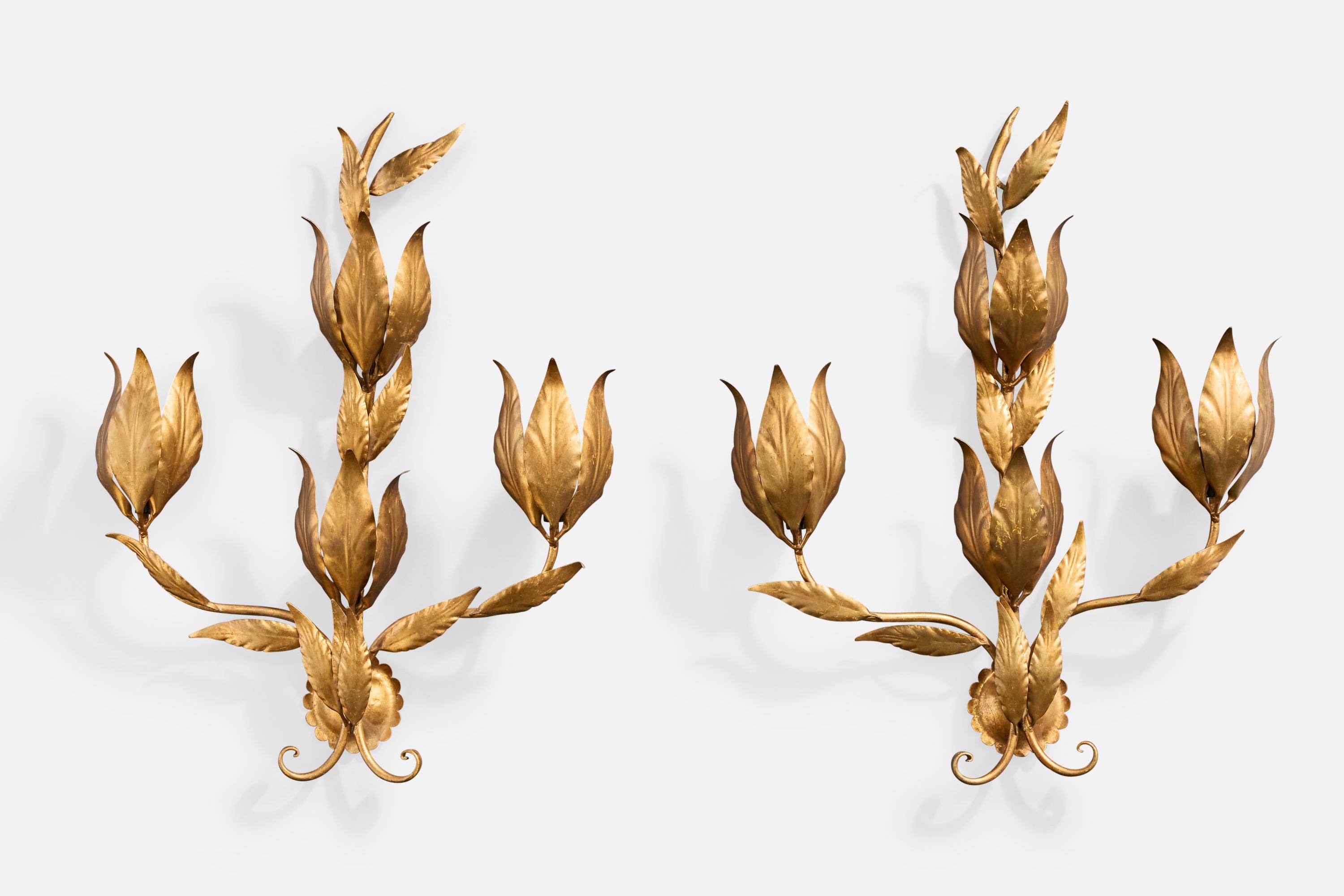 Pareja de apliques de tamaño considerable de metal pintado en oro, fabricados por Hans Kögl, Alemania, c. 1970.

Dimensiones totales (en pulgadas): 27,5