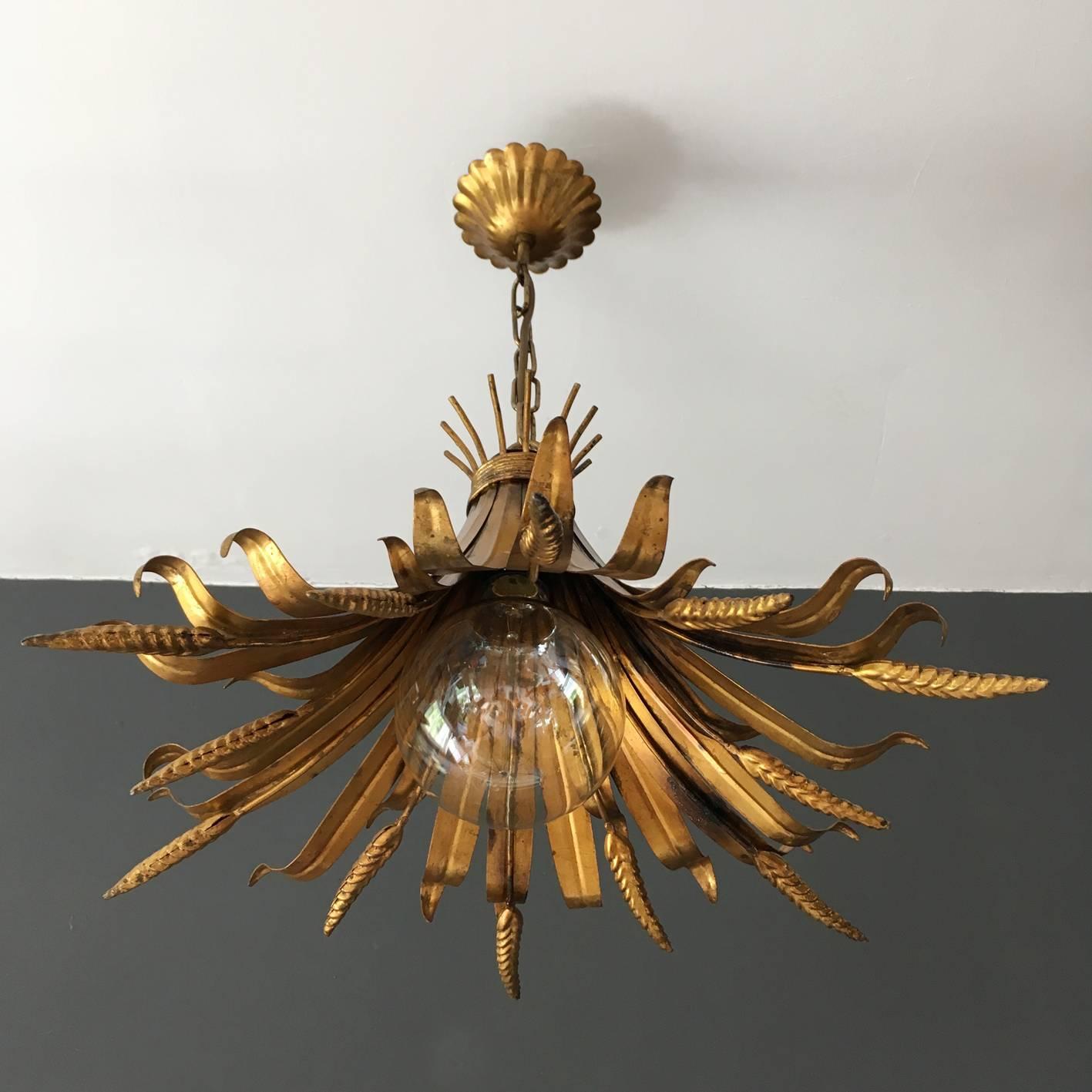 Beautiful Hans Kogl wheat sheaf pendant light


By Belgian designer Hans Kogl,


circa 1970s.


Stunning broad gold leaves and wheat sheaf stems form a fantastic upturned bouquet, creating the fantastical shade.


The shade has one