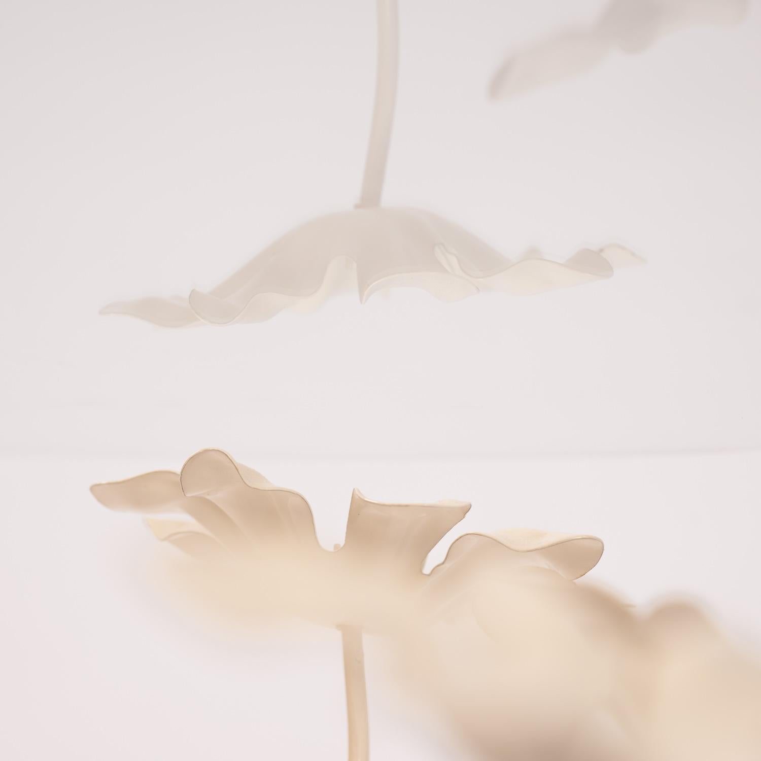 Table basse à fleurs en métal Hans Kögl avec plateau en verre, 1970 en vente 7